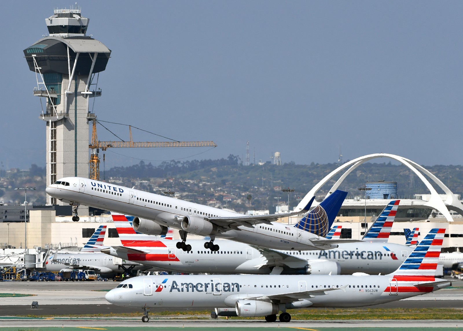 A United 757 takes off over an American A321 at LAX (Photo by Alberto Riva/TPG)