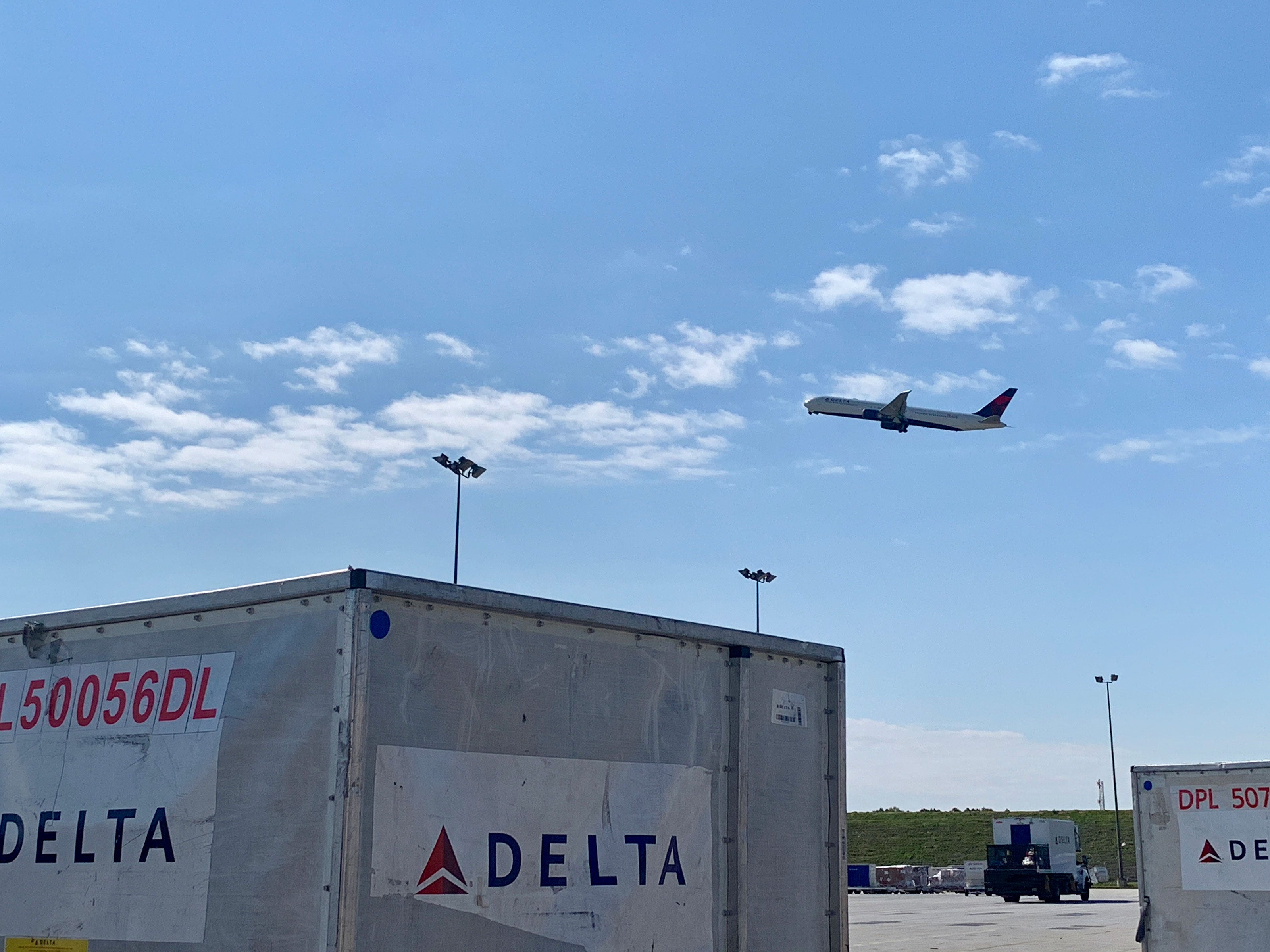 delta-atlanta-atl-cargo-plane-liftoff