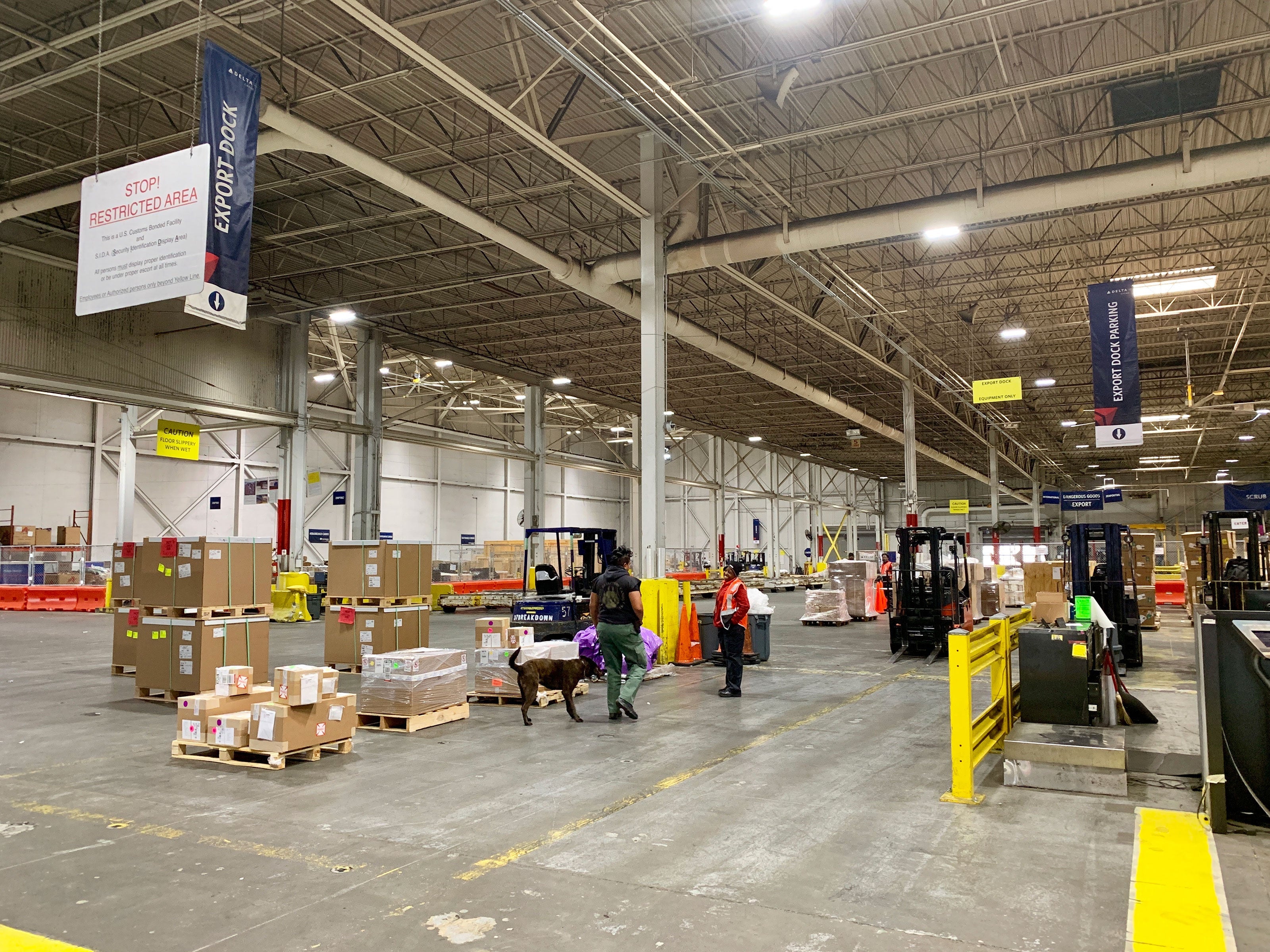 delta-cargo-atlanta-atl-shipment-shipping-warehouse-dog