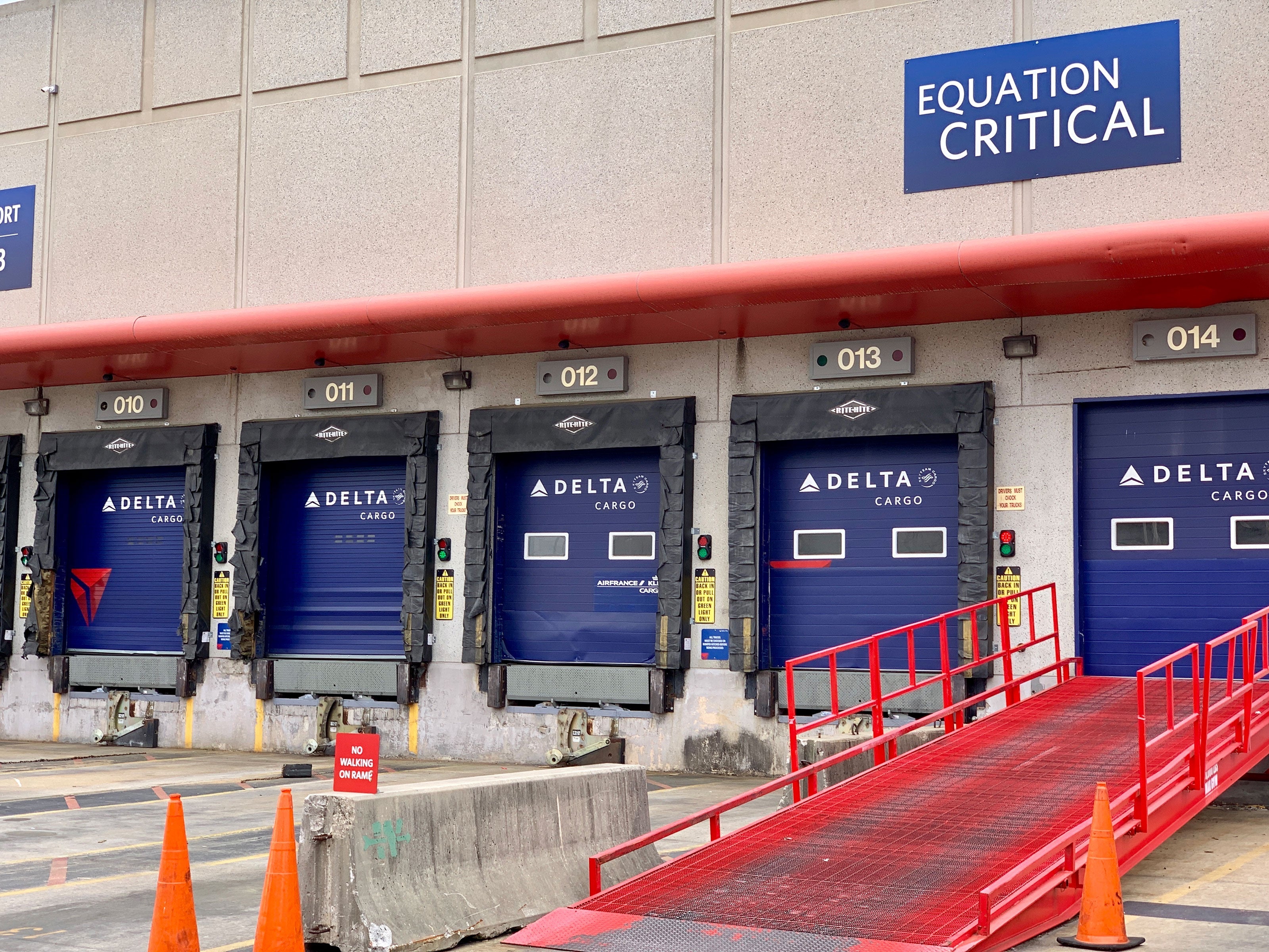 delta-cargo-loading-dock-atlanta-atl