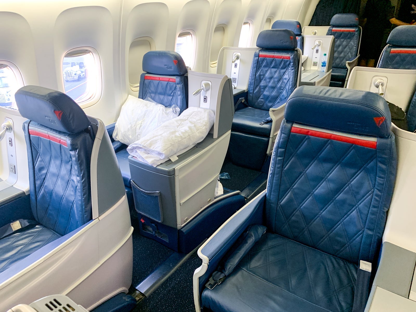 Delta One 767-400ER_Business_MSP-HNL