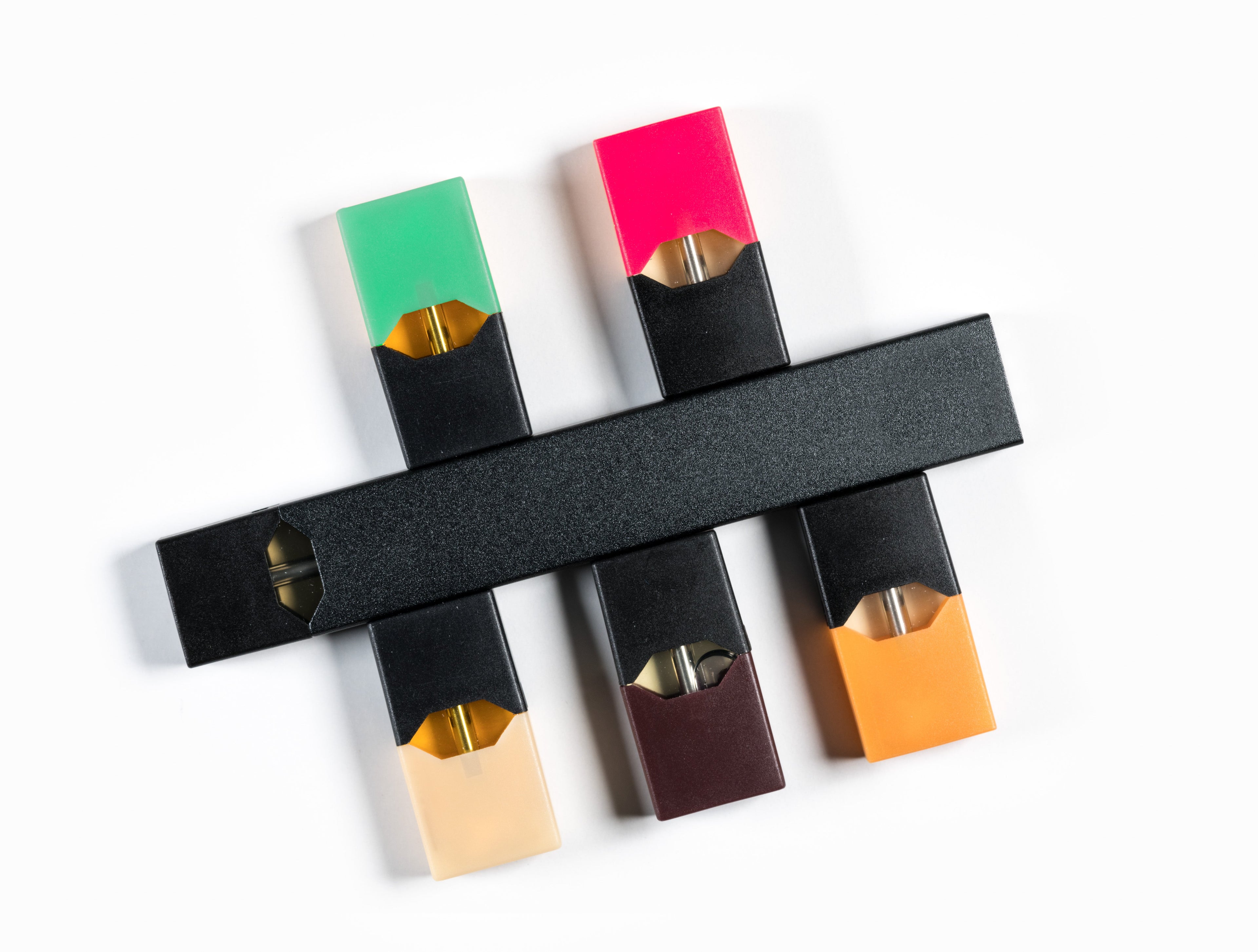 The most popular e-cig, JUUL alongside JUUL pods (Image via i-stock/Getty Images Plus)