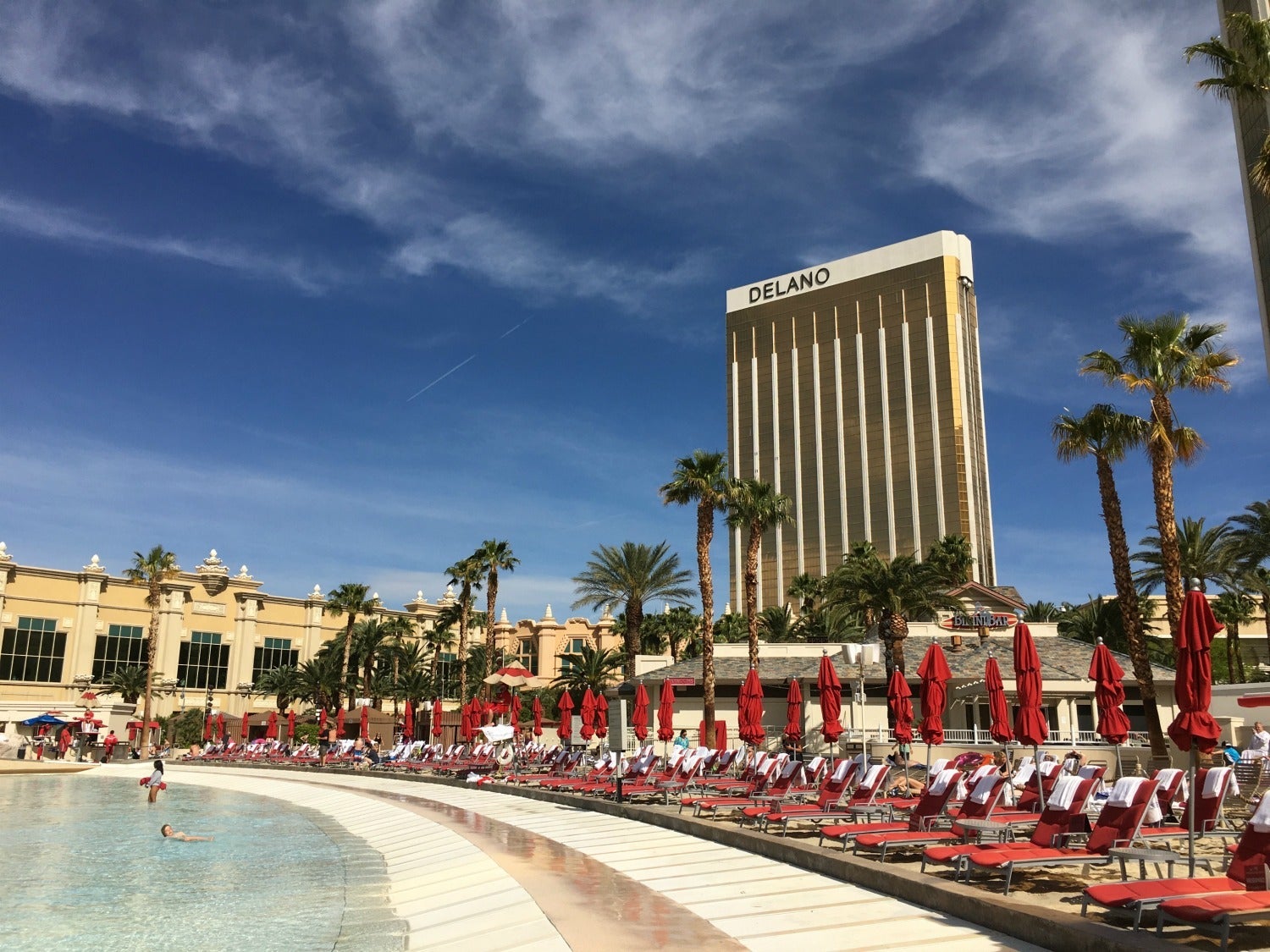 Las Vegas with kids - Mandalay Bay Beach pool