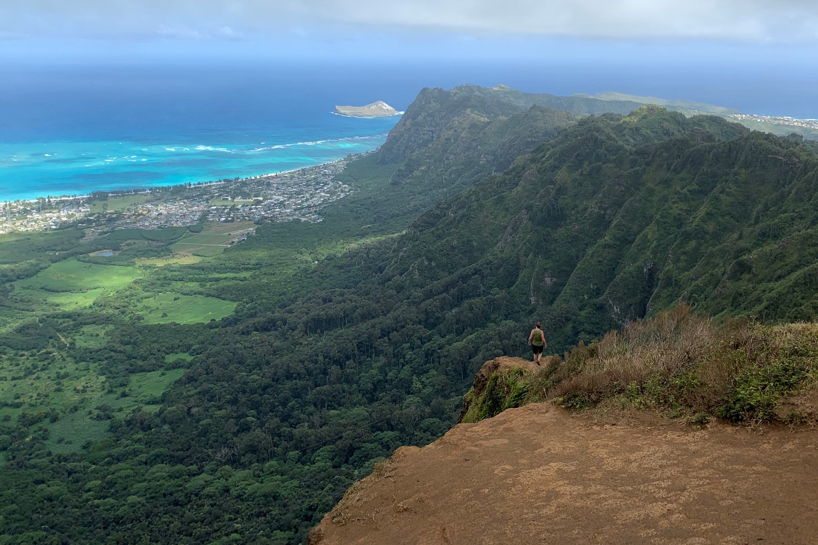 I was plenty warm on this hike in Oahu until the clouds and rain rolled in, and I was happy I had my rain jacket. (Photo by Brian Biros / The Points Guy)