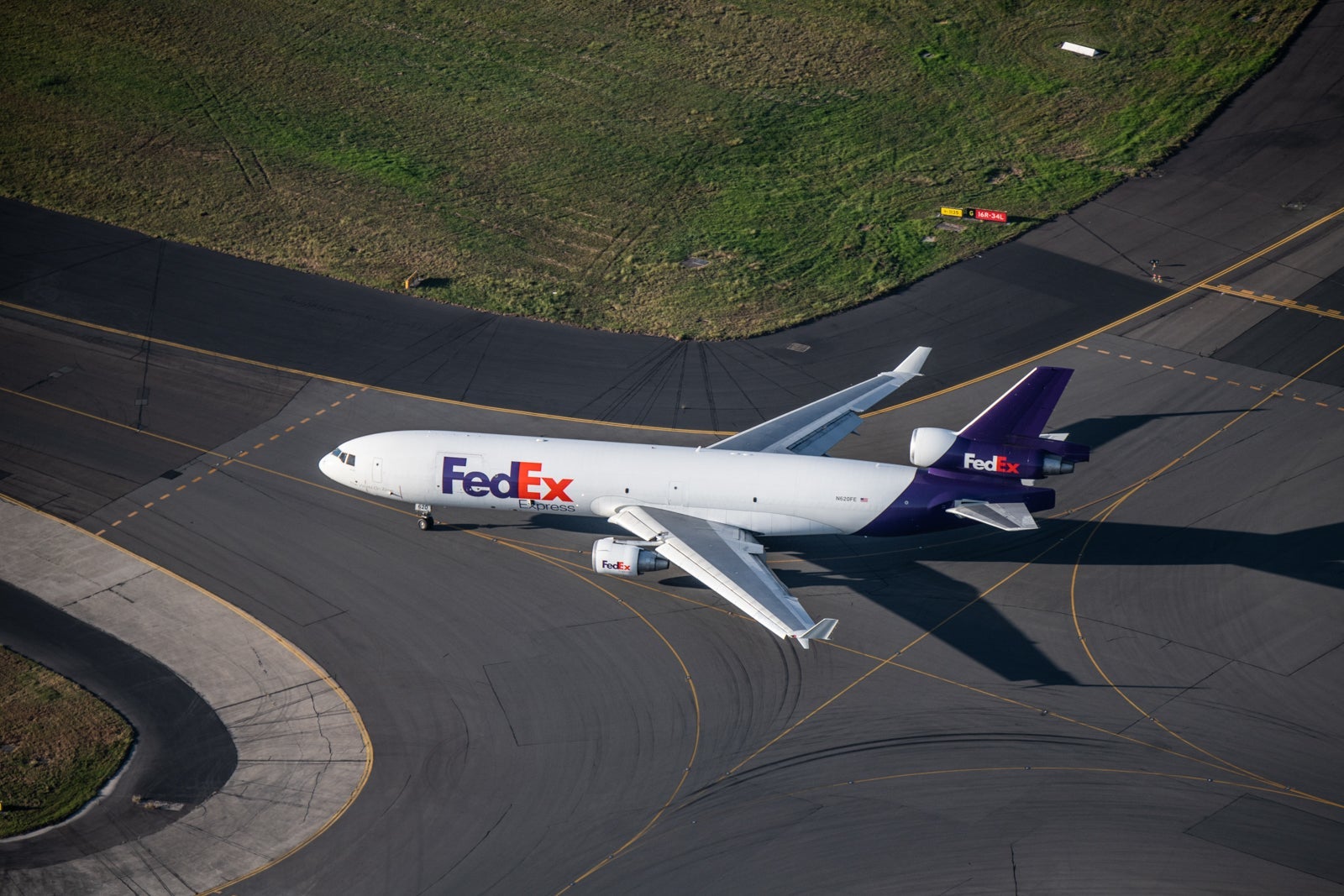 Fedex-MD-11-3-approaching-Sydney-Airport-SYD-Qantas-Terminal-at-Sydney-Airport-SYD