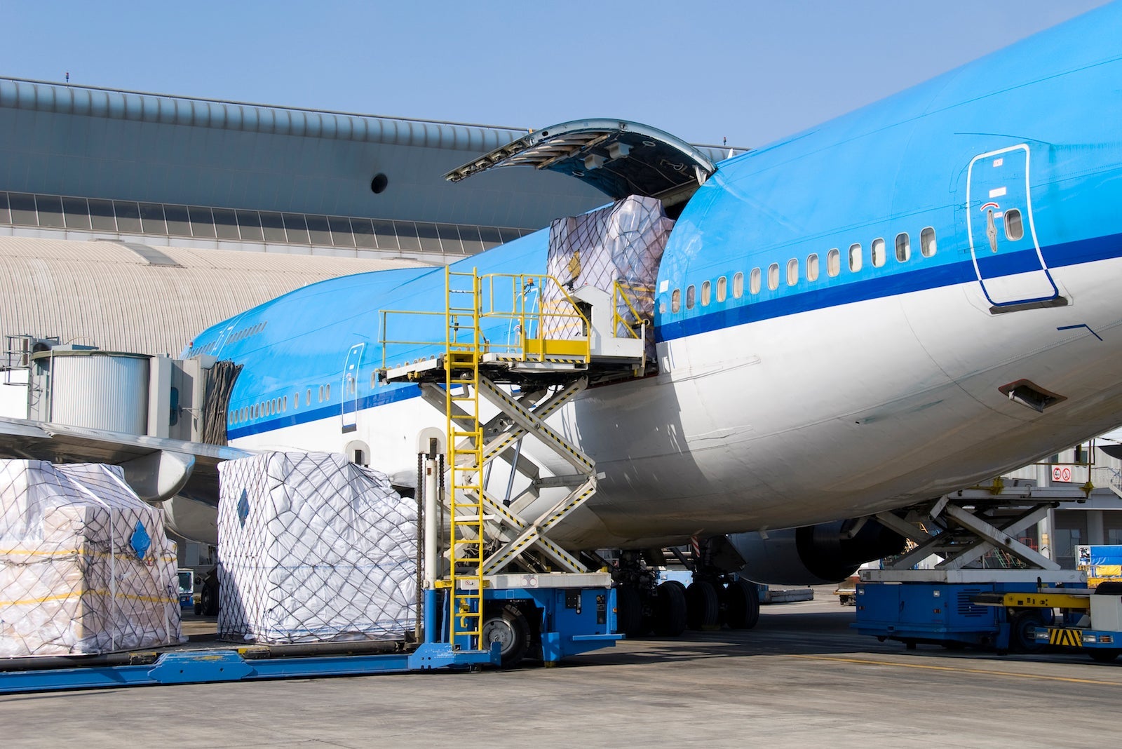 KLM 747 Combi Cargo loading