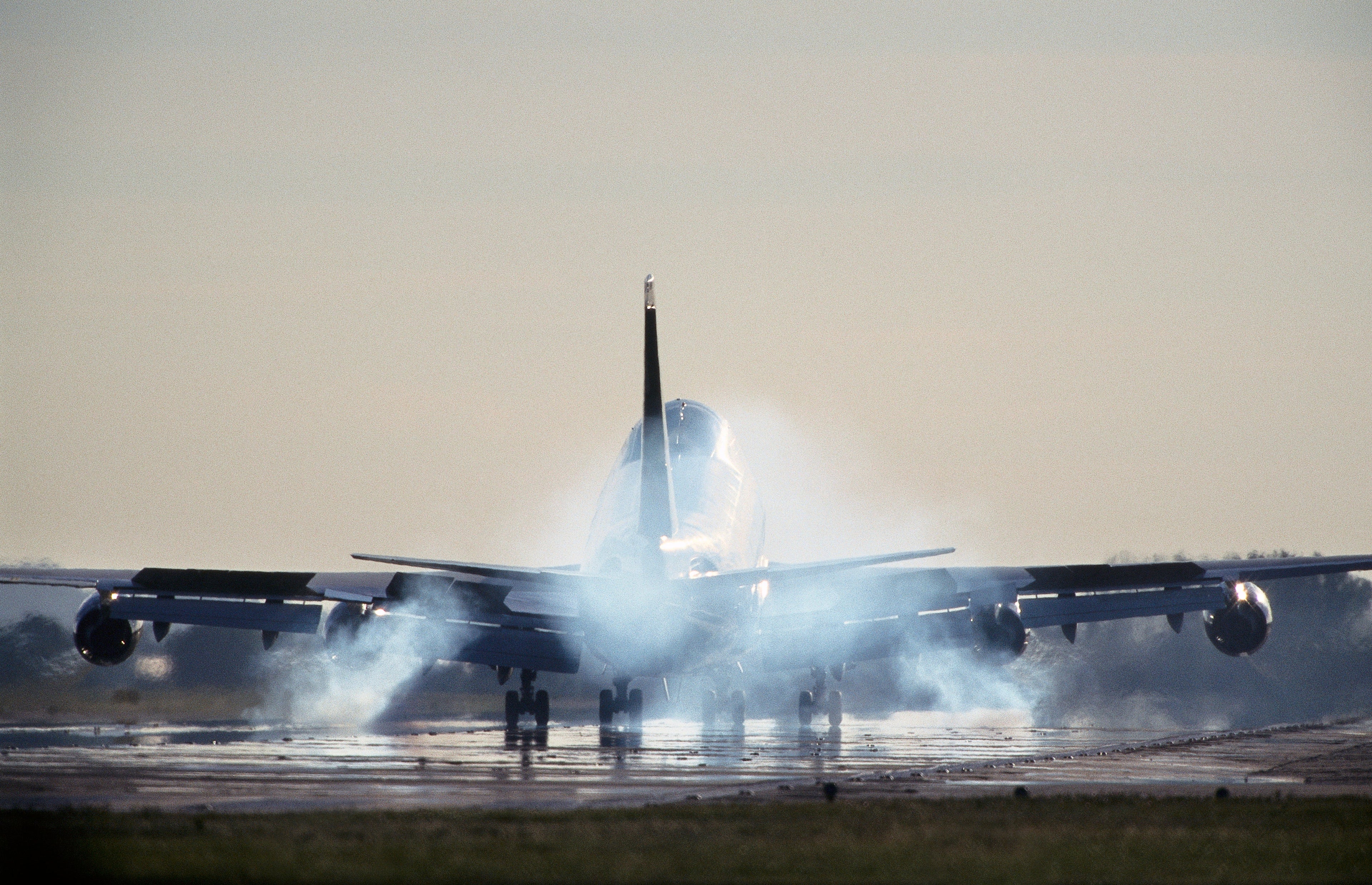 Boeing 747-400 with smoking tyres at touchdown landing on the runway. (Photo by: aviation-images.com/Universal Images Group via Getty Images)