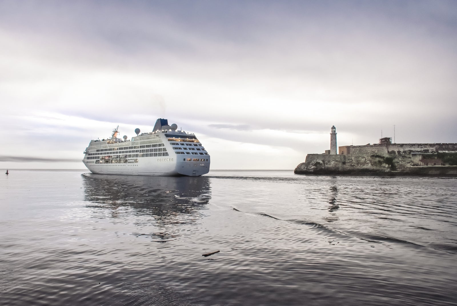 Cruise ship havana leaving