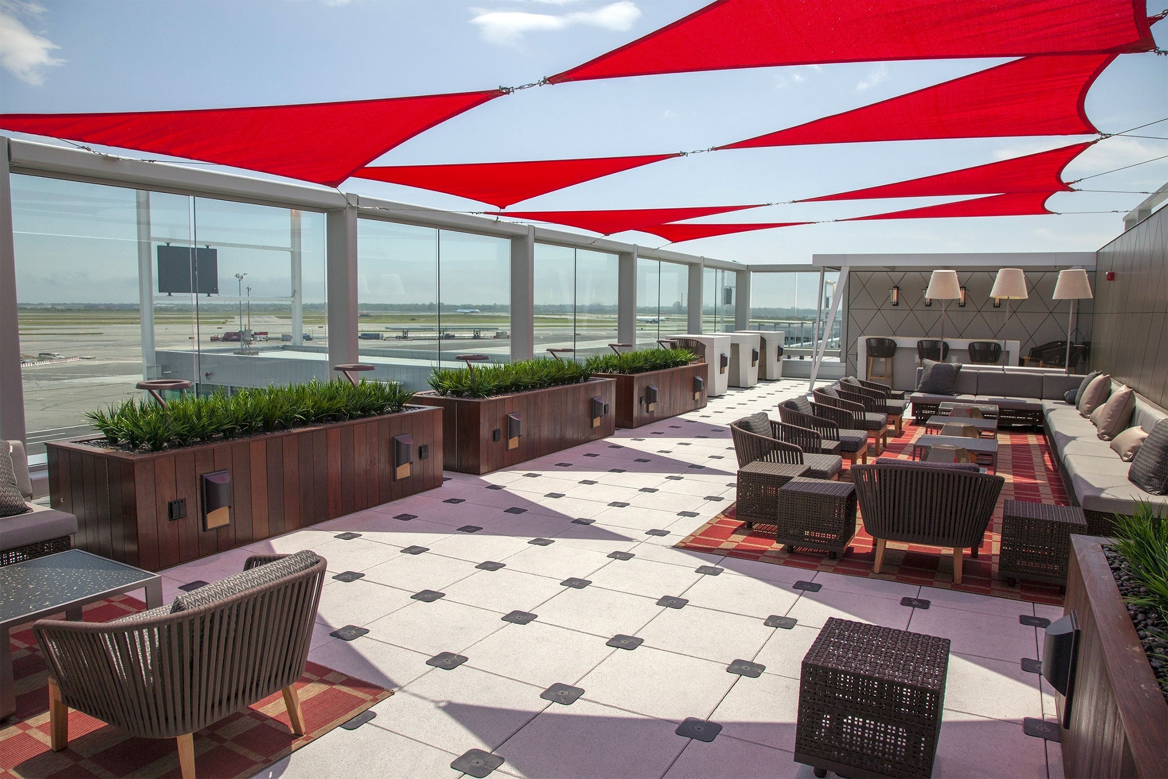 delta-jfk-terminal-4-sky-club-skydeck-outdoor