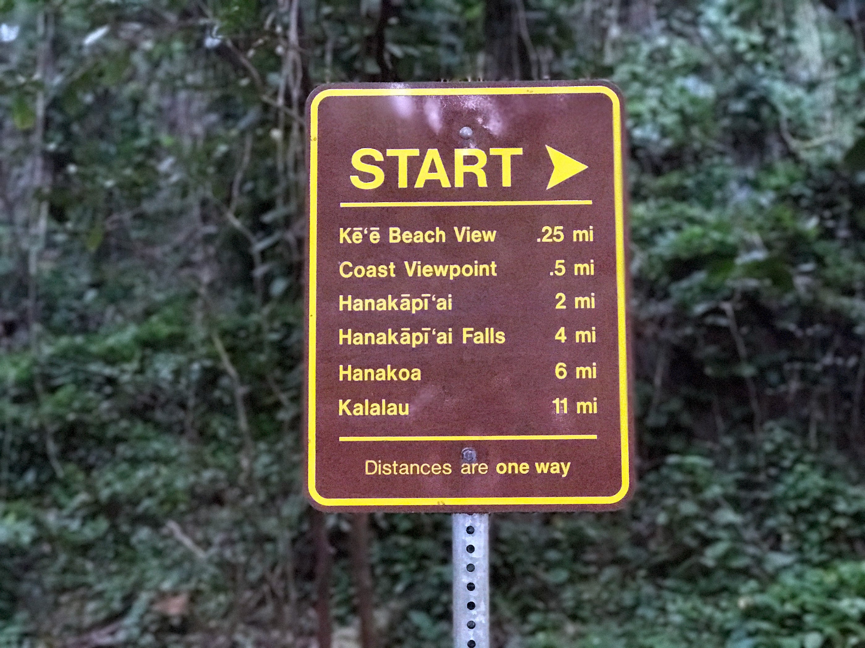 kauai-hawaii-kalalau-trail-trailhead-sign-hike-hiking-distances