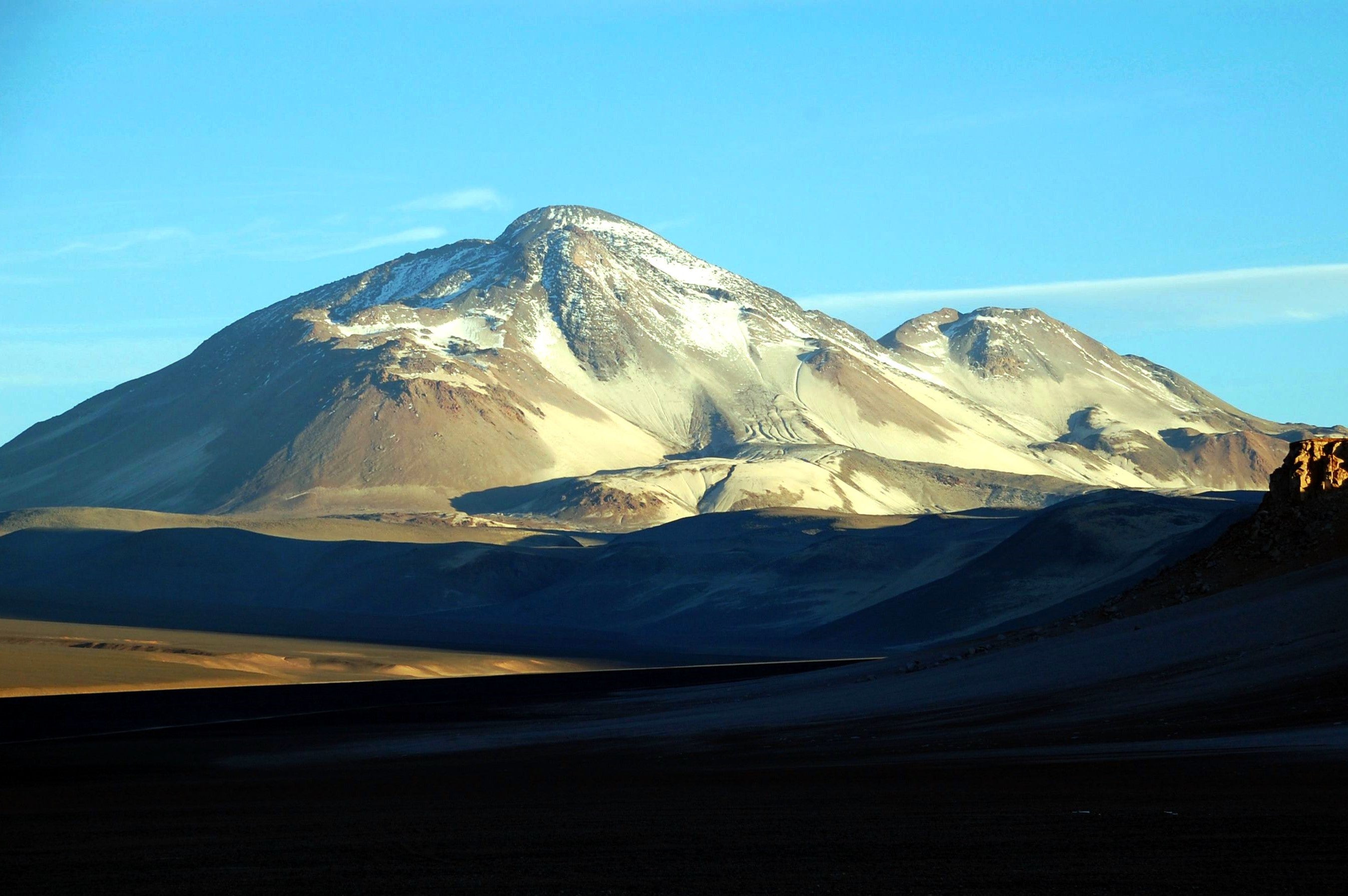 The two peaks of Ojos Del Salado as viewed from Chile. (Photo by Davide Zanchettin / flickr)
