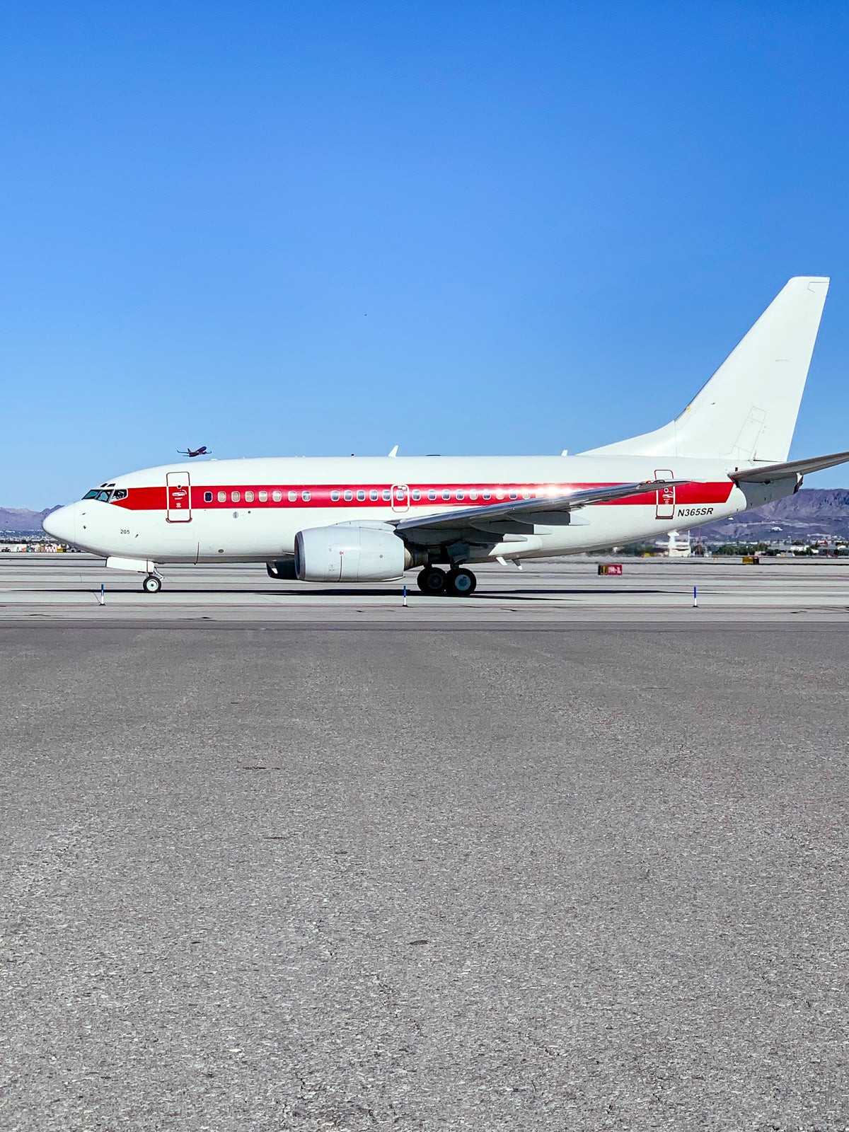 Janet planes use civilian registrations and fly largely in commercial airspace and traffic patterns. Photo by Zach Griff/TPG.