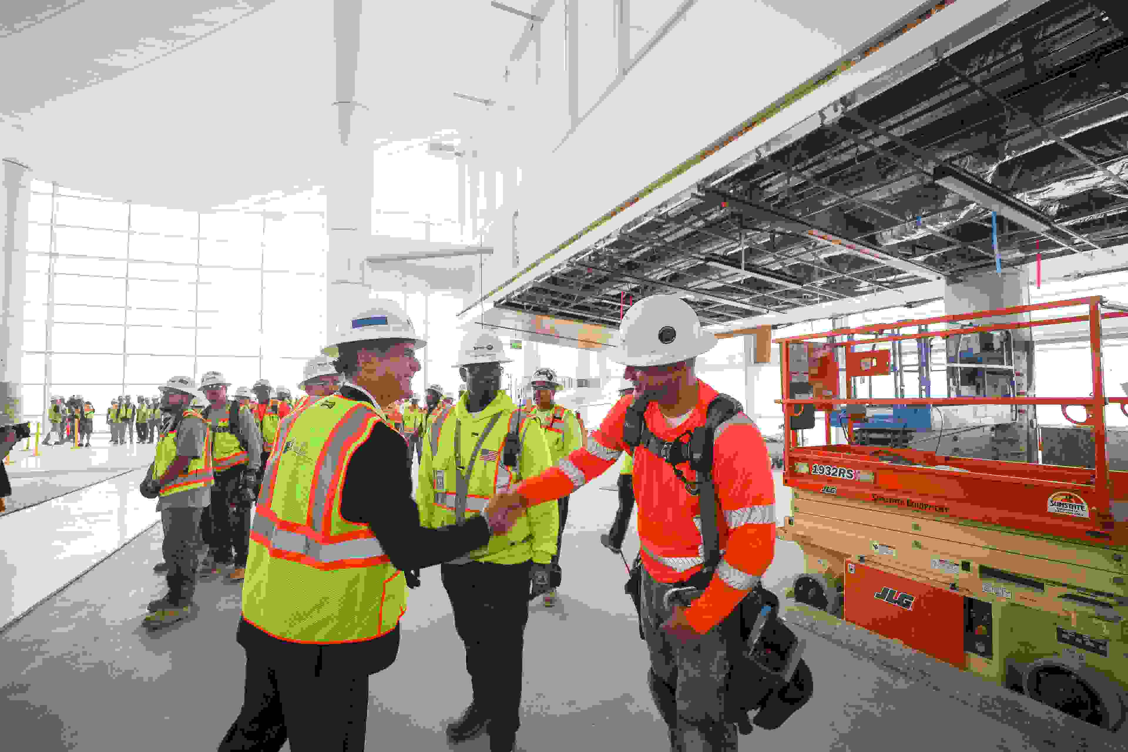Los Angeles Mayor Eric Garcetti (left) shakes hands with a construction worker during a tour of the under construction Midfield Satellite Concourse at LAX. (Courtesy of the City of Los Angeles)