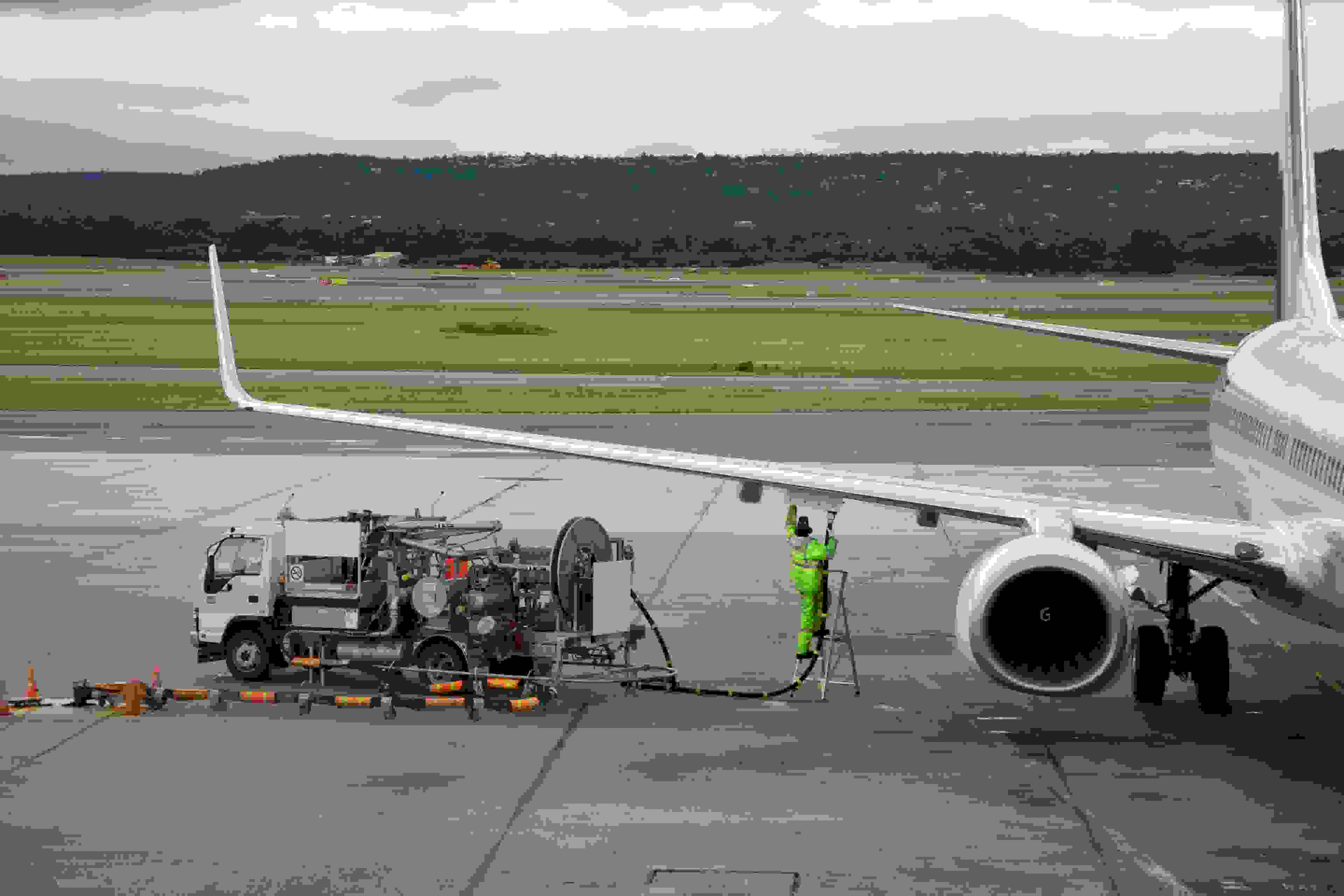 An airplane gets refueled. (Credit: Tobias Titz via Getty Images)