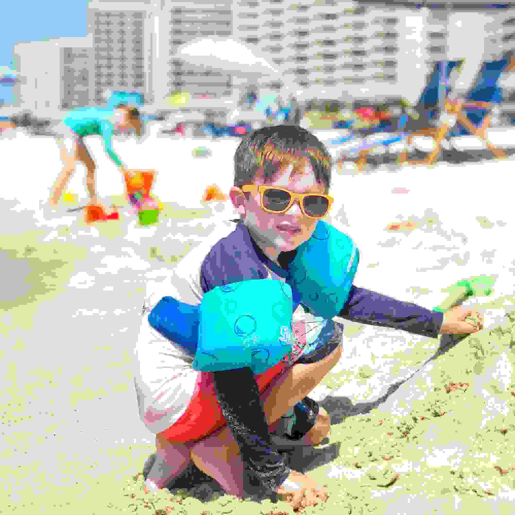 Safe at the beach in a lifejacket. (Image by Leslie Harvey.)