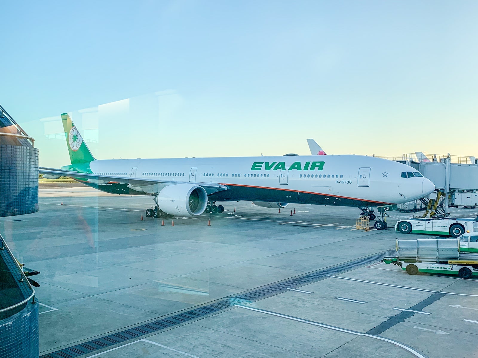 https://runway-media-production.global.ssl.fastly.net/us/originals/2019/08/20190823_EVA-air-777-business_ESteinberg-98.jpg?utm_source=chatgpt.com