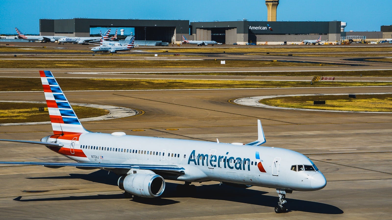 20191028_DFW Airport_American Airlines 757-200 752 taxiing DFW with AA maintenance in background 1_JTGenter