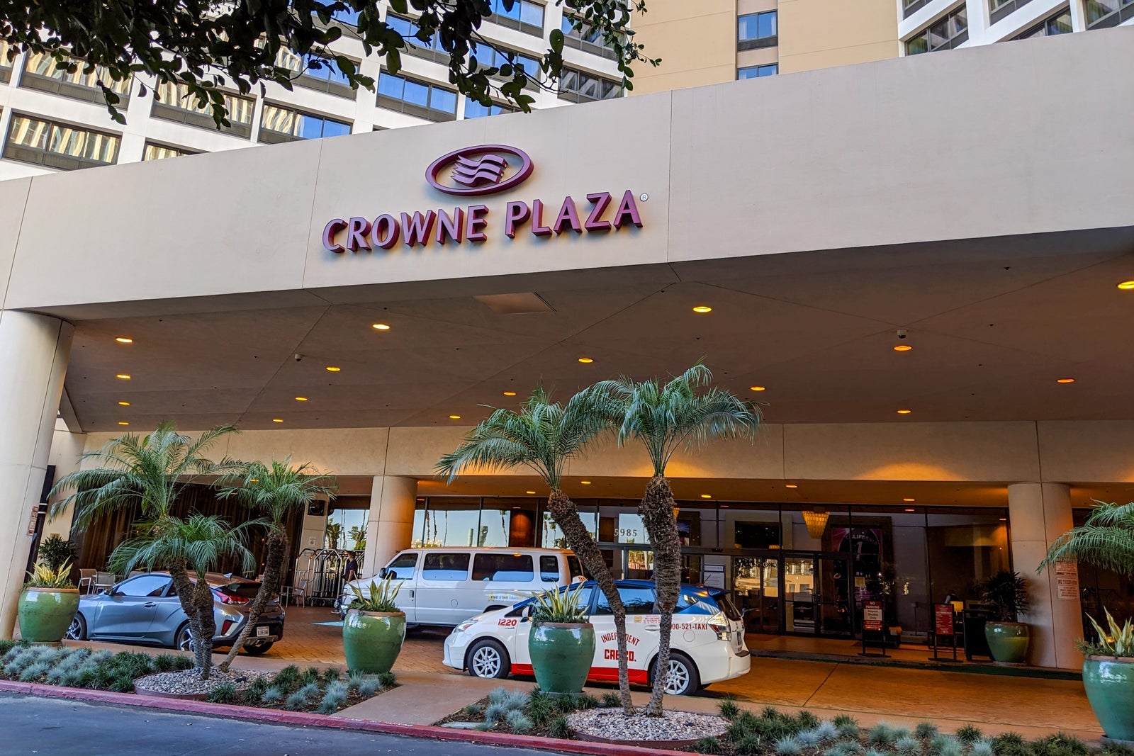 Crowne Plaza Los Angeles Airport driveway