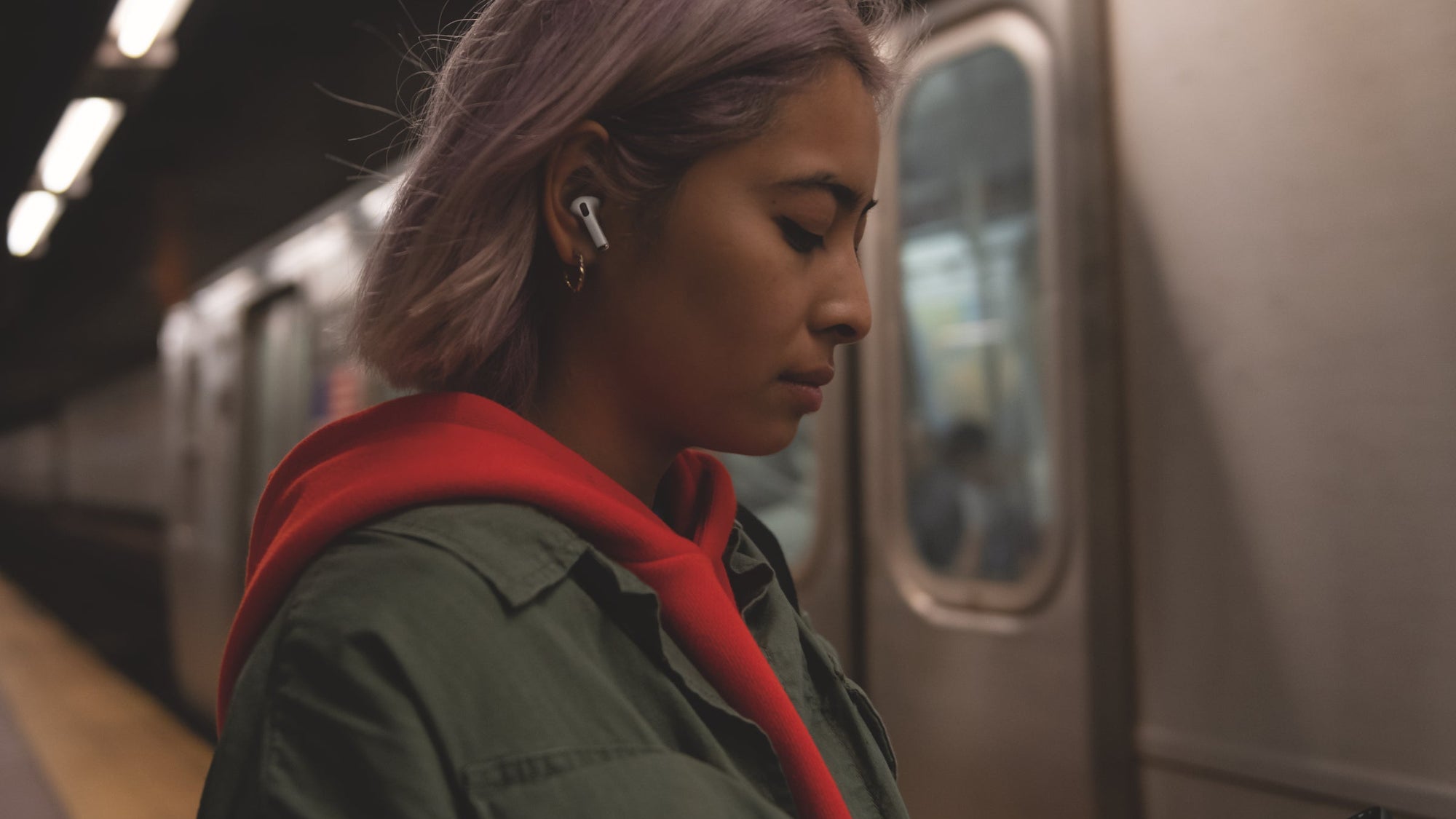 Apple_AirPods-Pro_Lifestyle_102819-PRINT