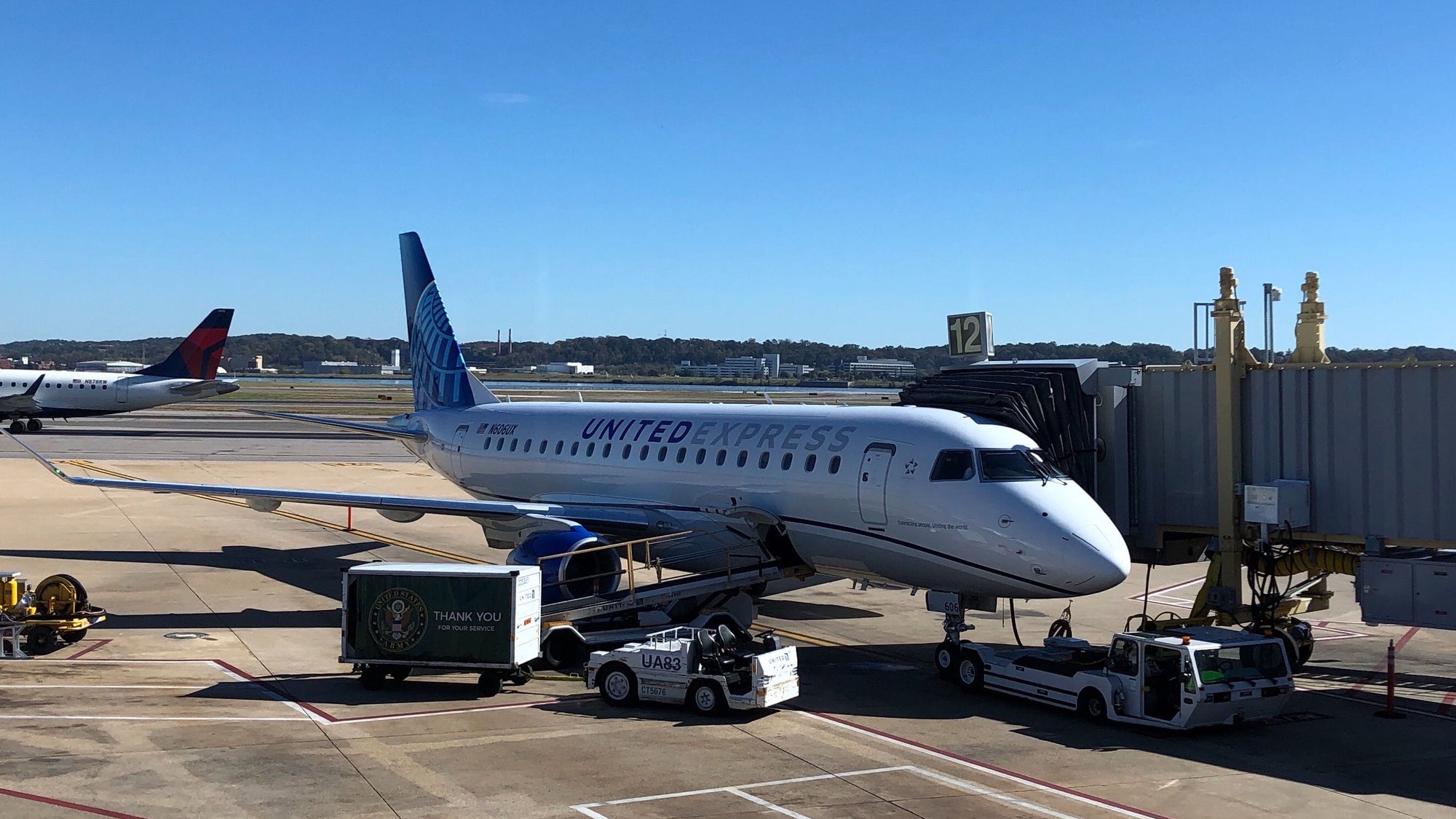 United E175 at DCA