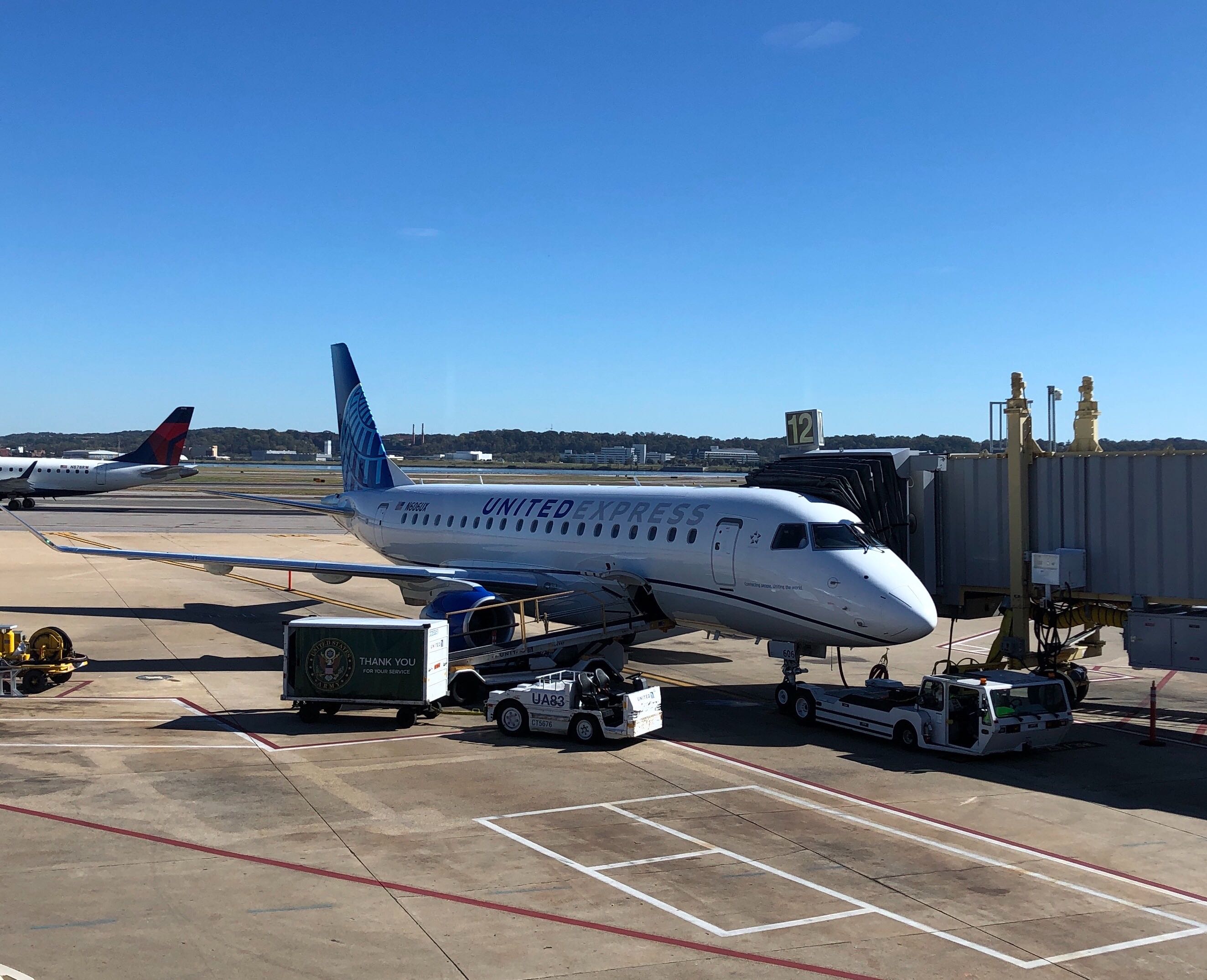 United E175 jet at DCA