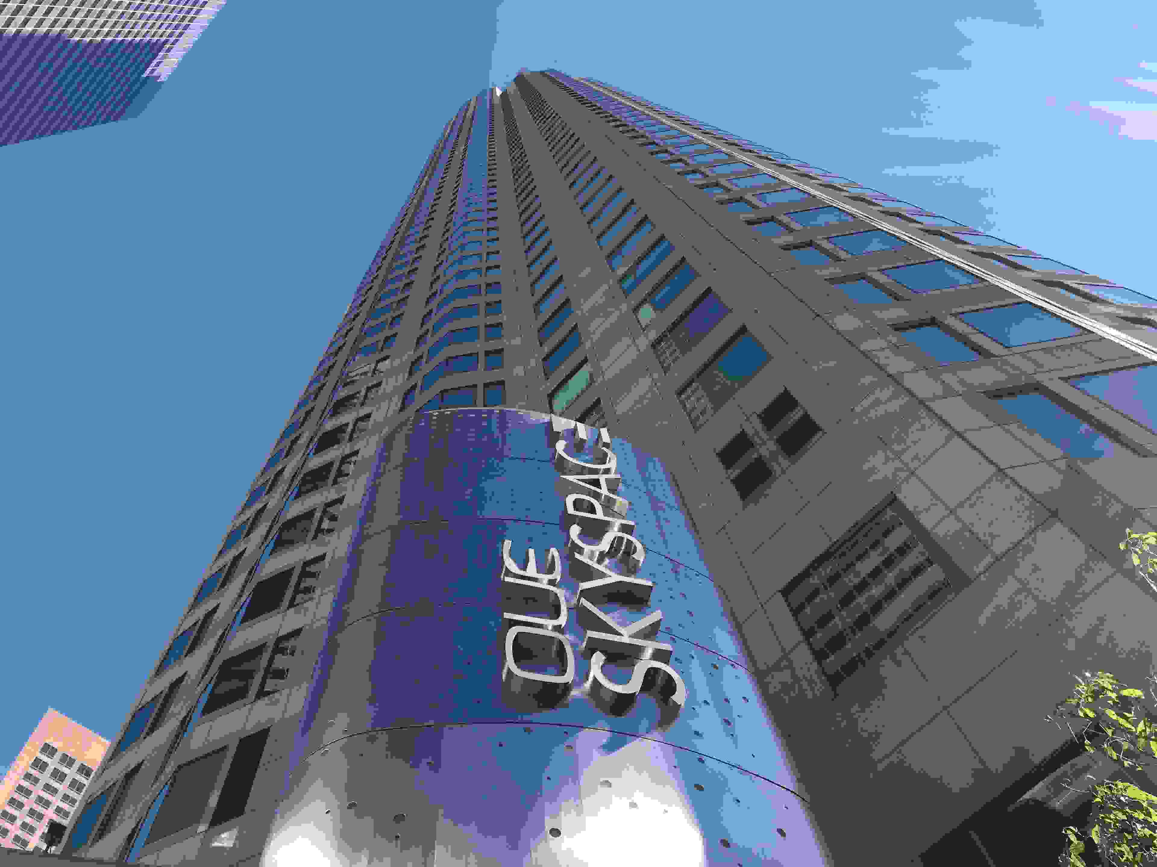 OUE Skyspace sits atop this 73-story office tower in downtown LA. (Photo courtesy of 2DadsWithBaggage)