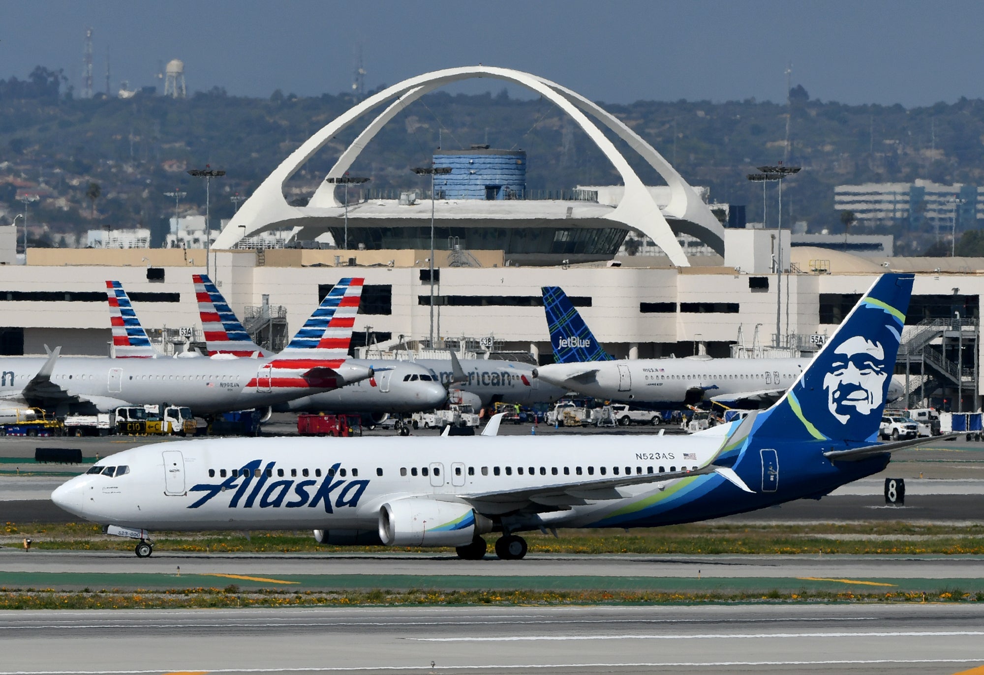 An Alaska Airlines 737-800 is seen at Los Angeles International Airport in March 2019. (Photo by Alberto Riva/The Points Guy)