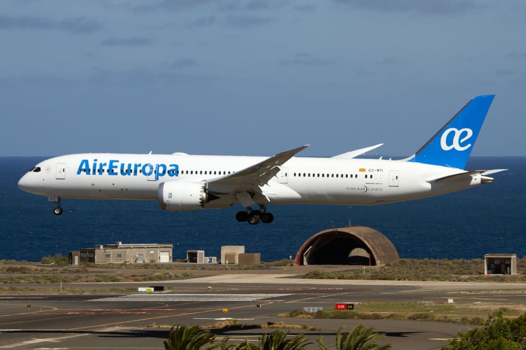 AIRPORT GRAN CANARIA, LAS PALMAS, SPAIN - 2018/04/15: Air Europa Boeing 787-900 dreamliner about to land at Las Palmas Gran Canaria ending a domestic flight from Madrid. (Photo by Fabrizio Gandolfo/SOPA Images/LightRocket via Getty Images)
