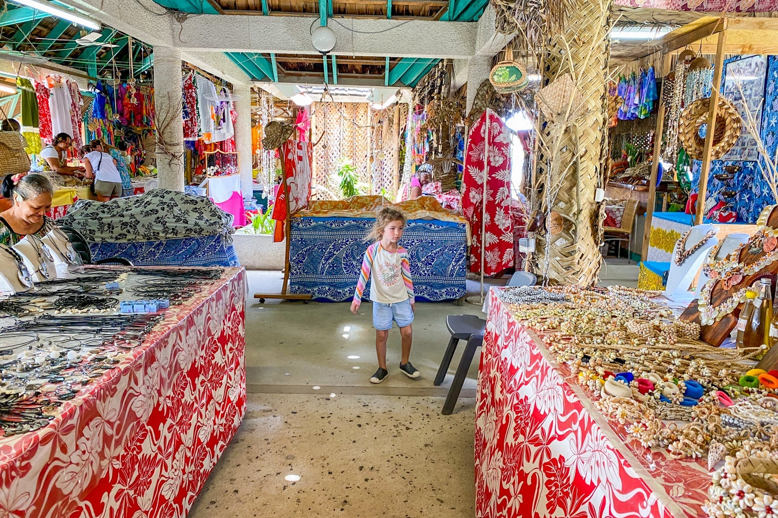 Browsing in Bora Bora (Photo by Summer Hull/The Points Guy)