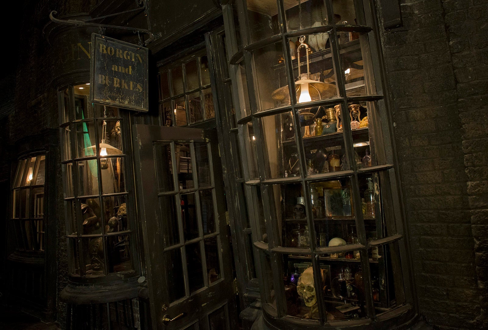 Dark storefront in Knockturn Alley