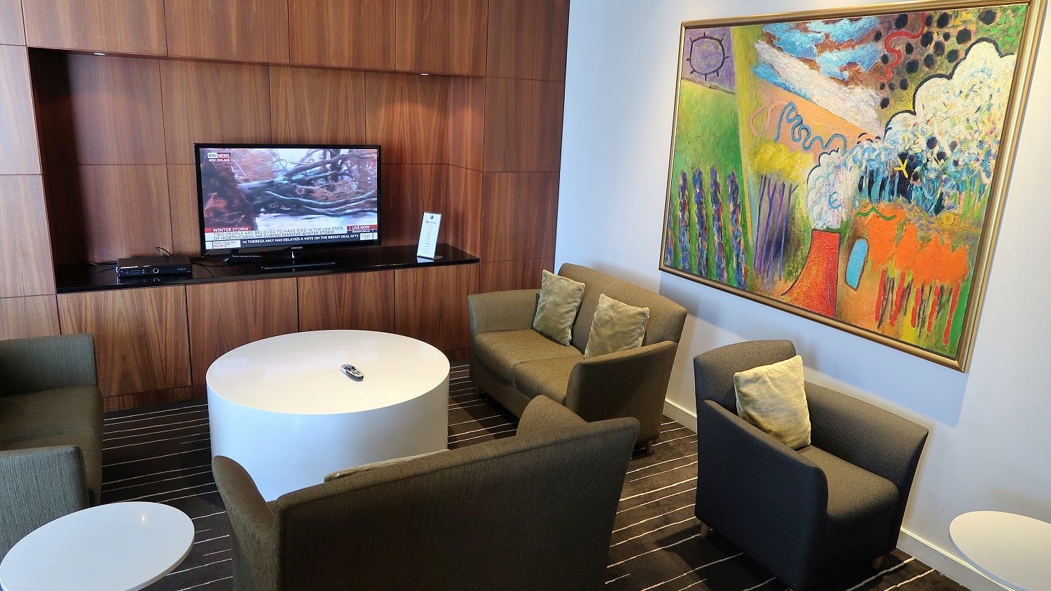 qantas-first-akl-tv-area-1