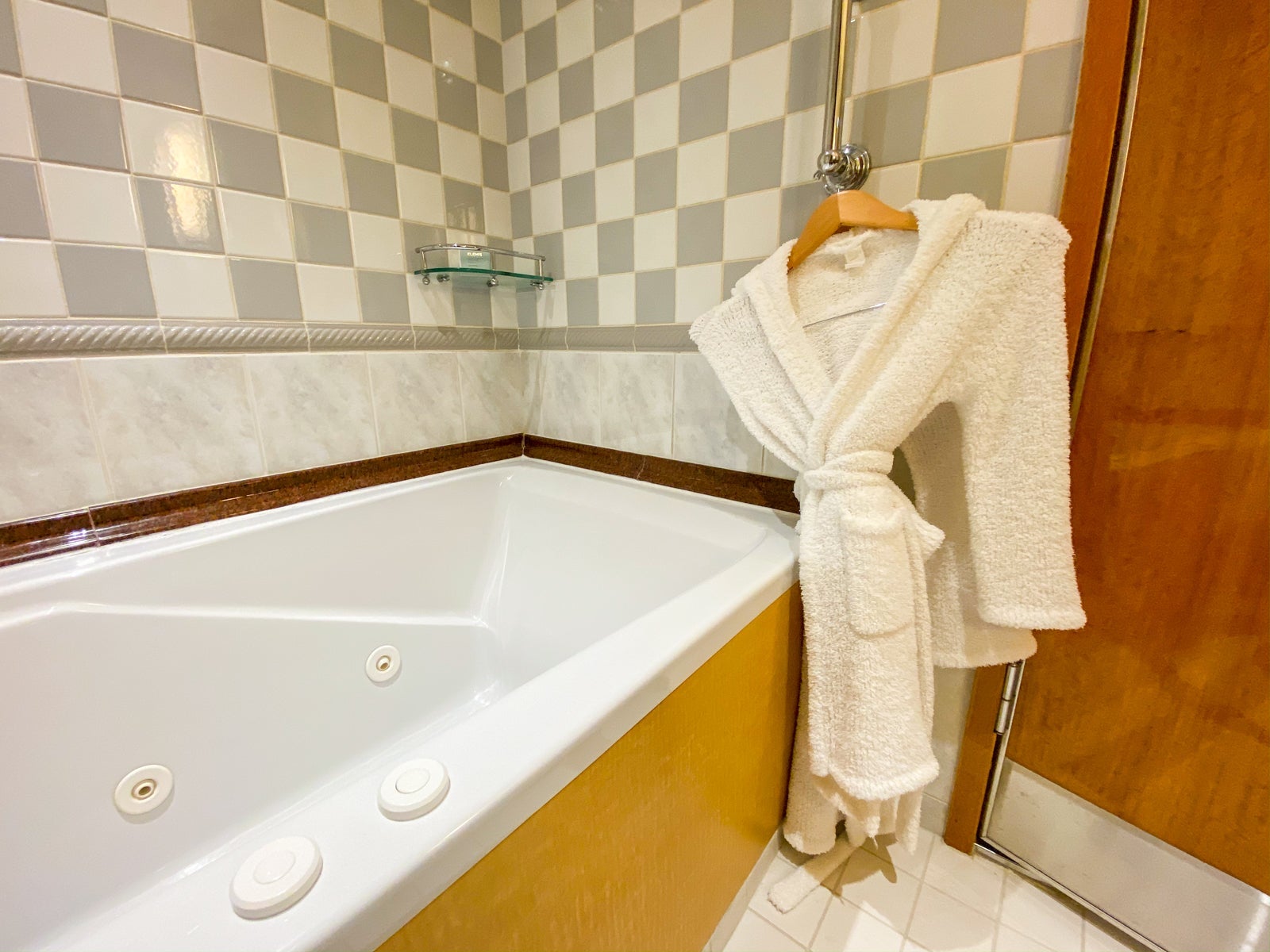 Bath in a one-bedroom suite