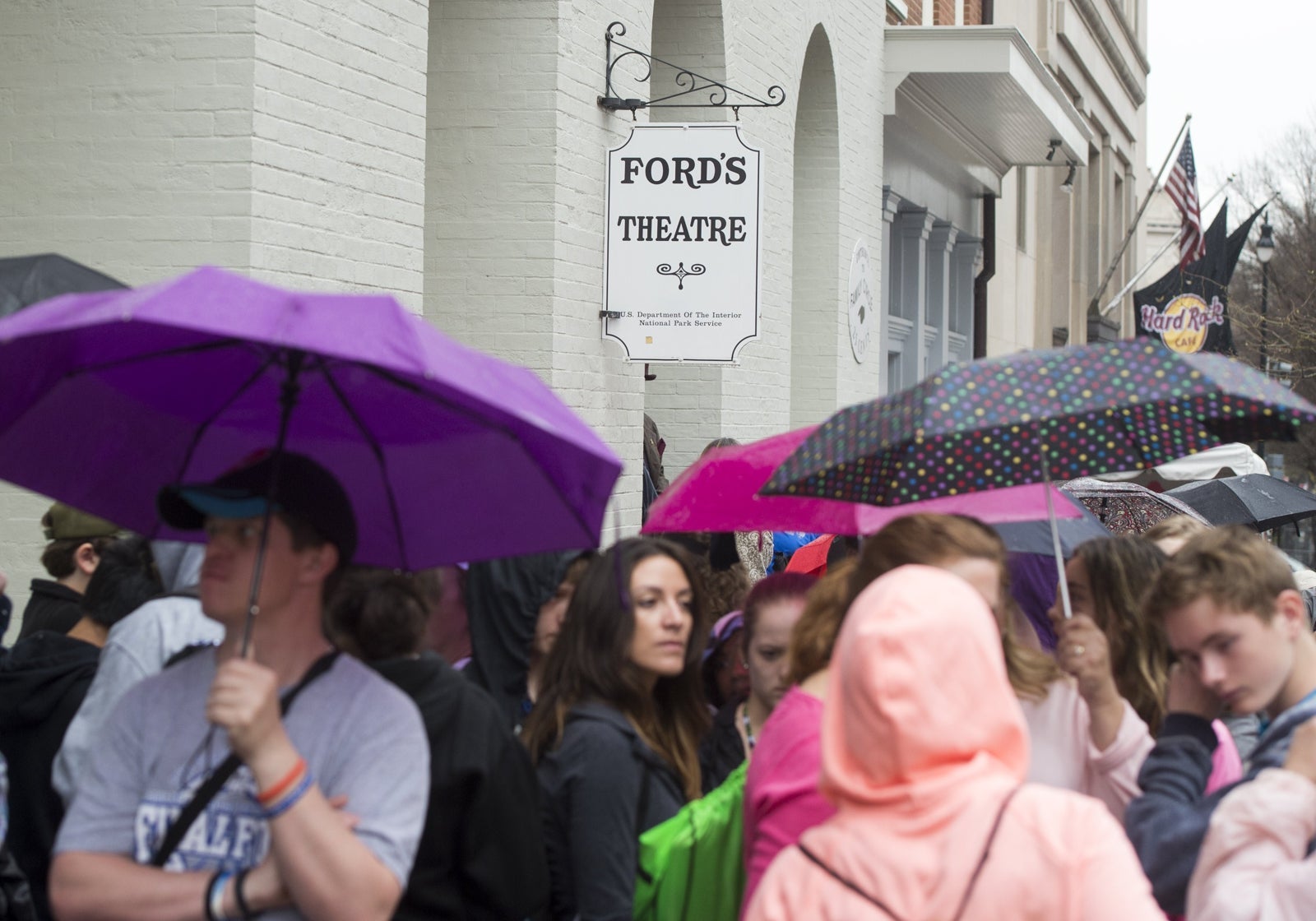 People line up outside of Ford's Theatre. (Photo by SAUL LOEB/AFP/Getty Images)