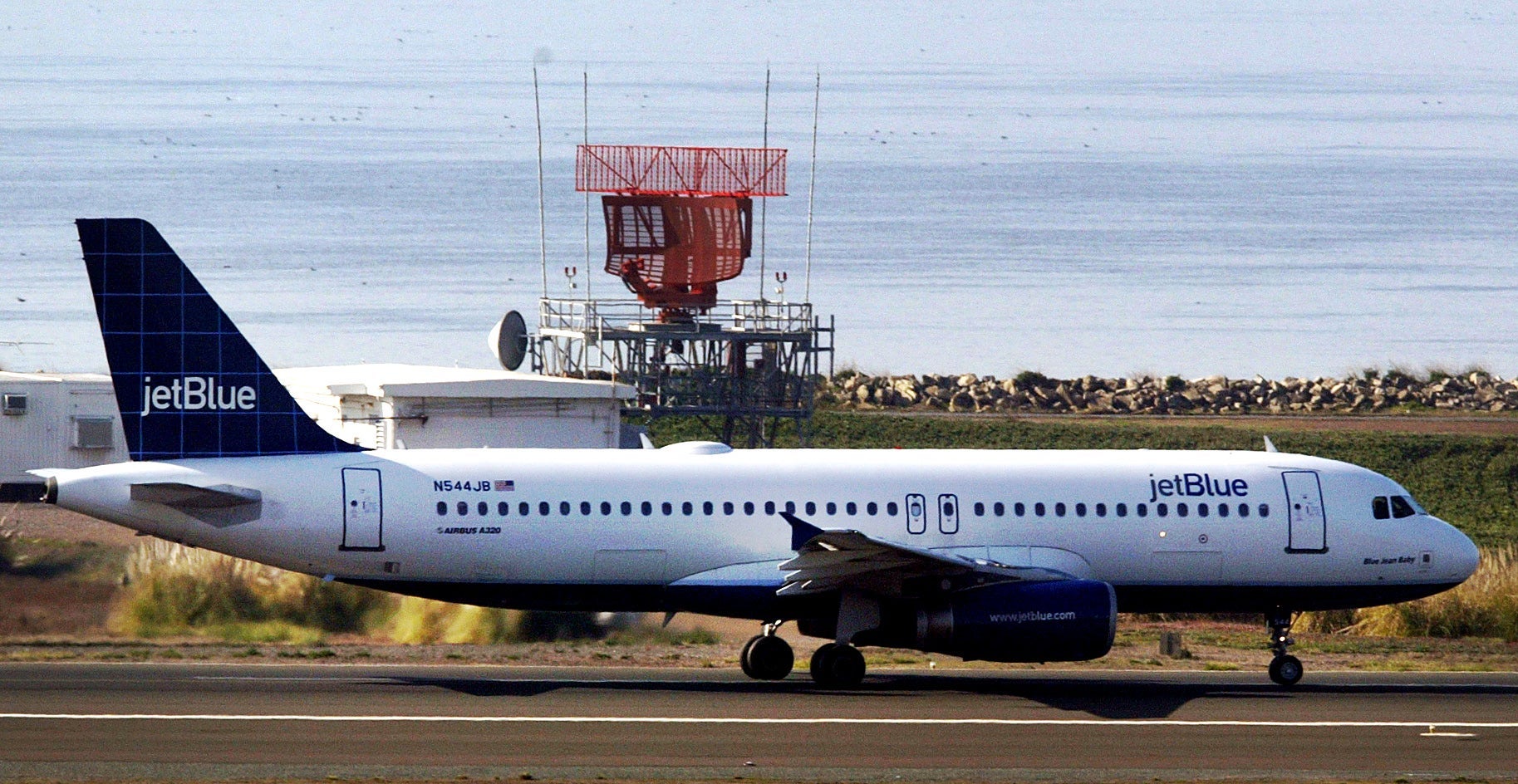 A JetBlue plane taxis at Oakland International Airport on Jan. 29, 2007.(Photo by Jeff Carlick/Bloomberg via Getty Images)