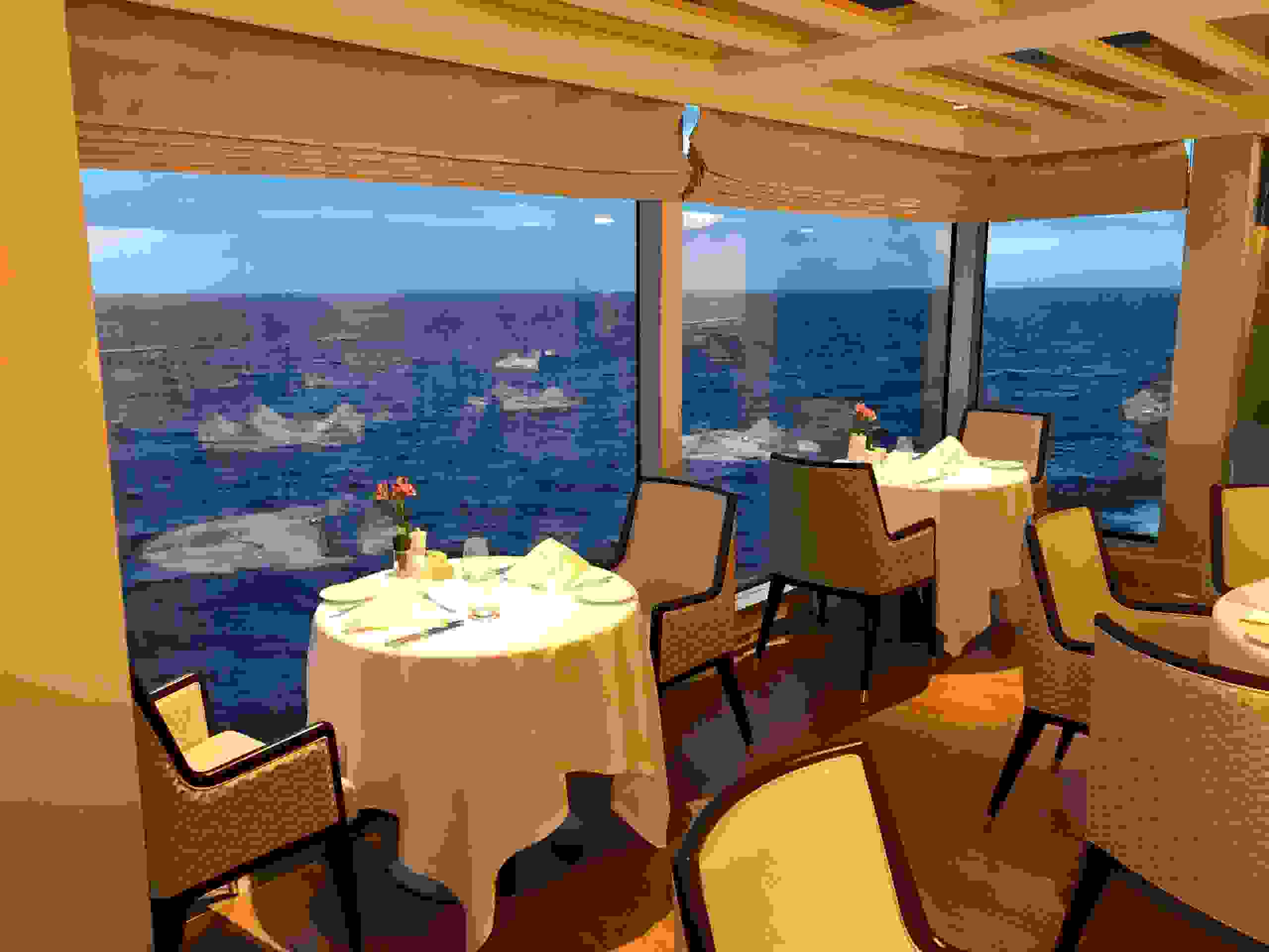 The casual La Veranda restaurant on Seven Seas Splendor features over-water alcoves. (Photo by Gene Sloan/The Points Guy)