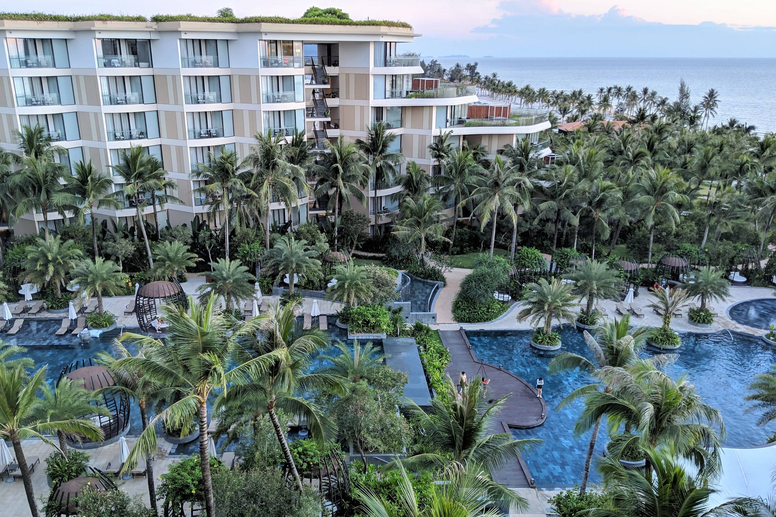 The Vista and Oasis pools are located between the 2000 and 3000 towers.