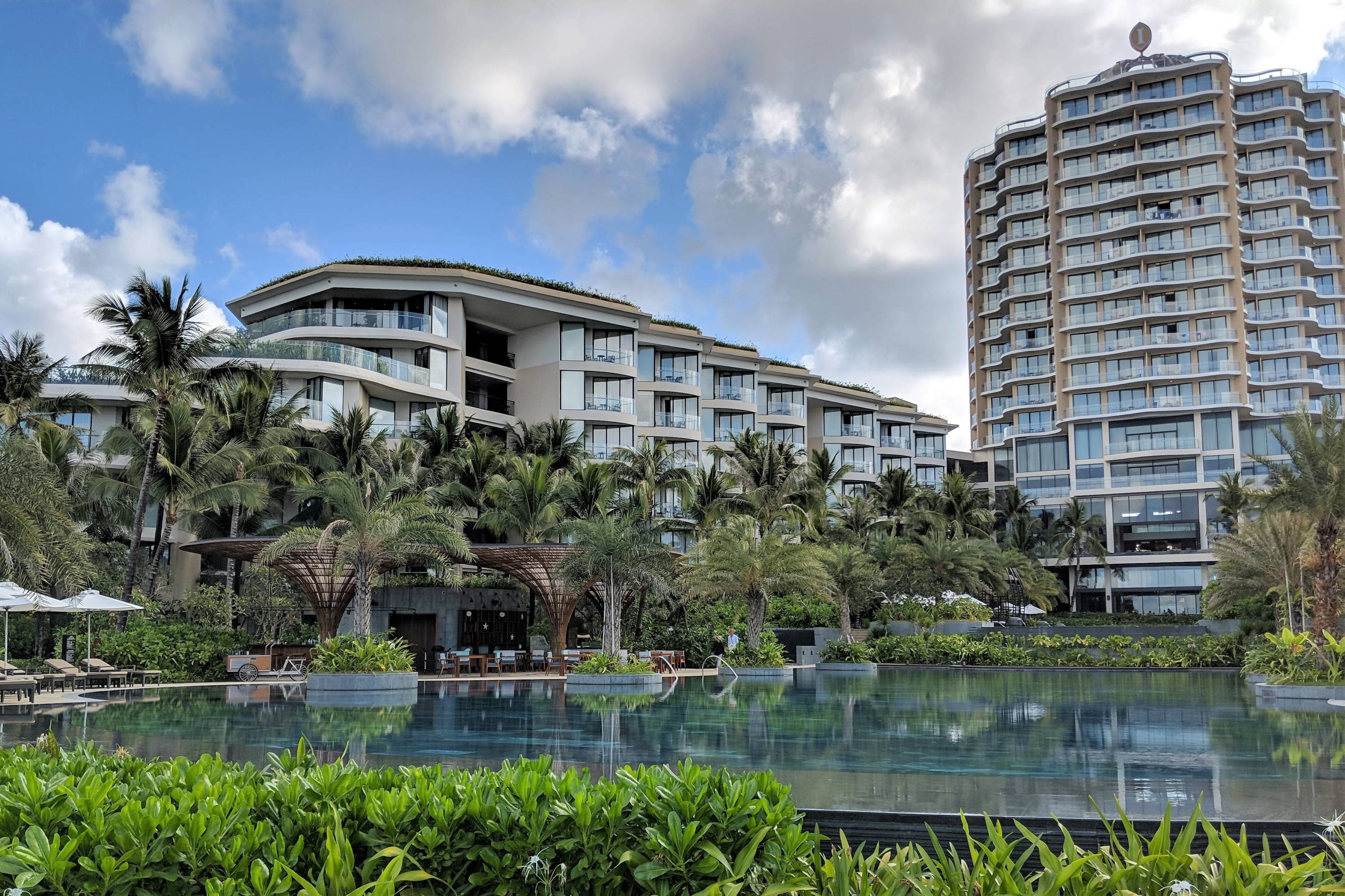 The Oasis pool and Ombra restaurant.