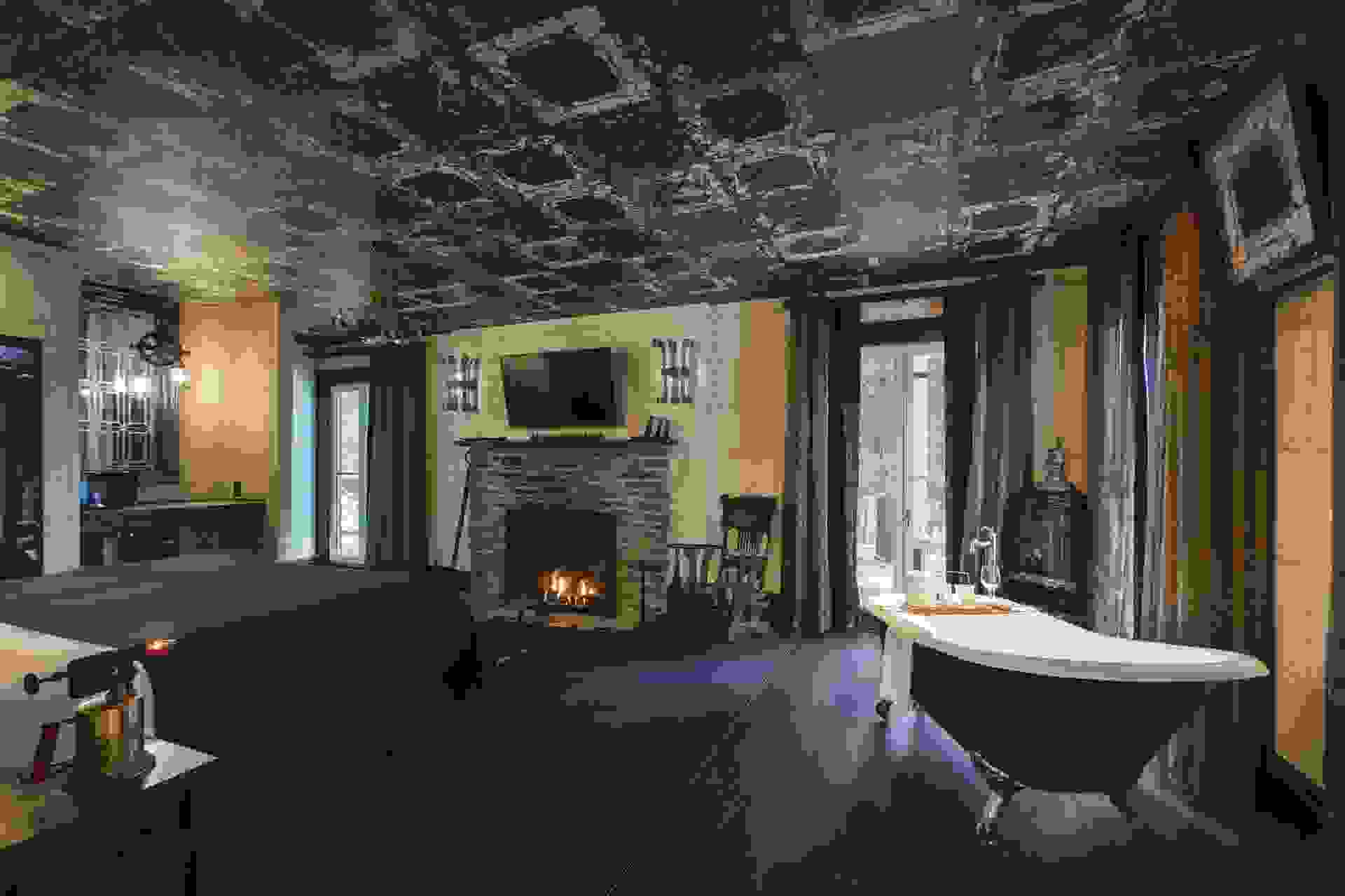 Photo of a Mansion room at The Roxbury at Stratton Falls courtesy of The Roxbury.