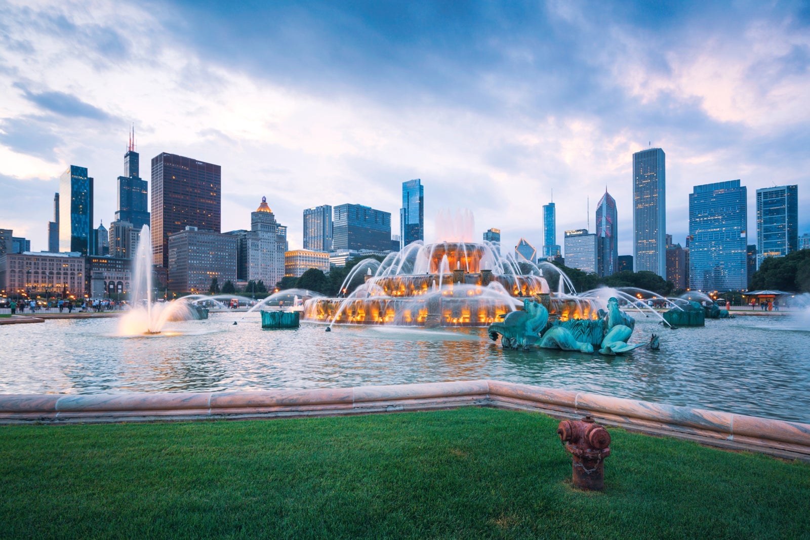 Buckingham Fountain with the Chicago skyline in the distance