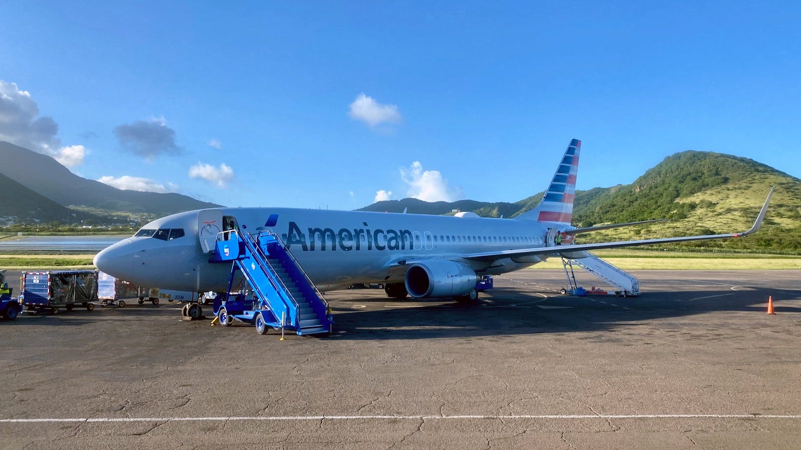 American Airlines 737 Nevis Zach Griff - 1