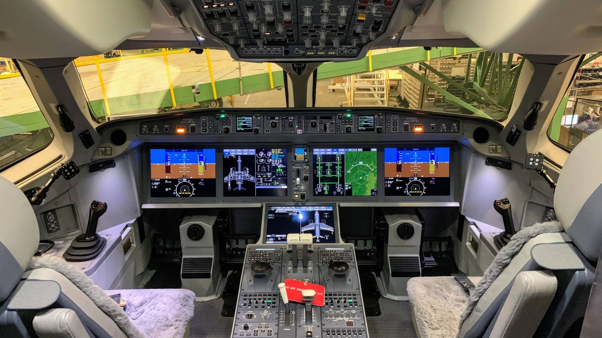Delta-Airbus-A220-C-Series-CS100-Preview-at-ATL-full-cockpit