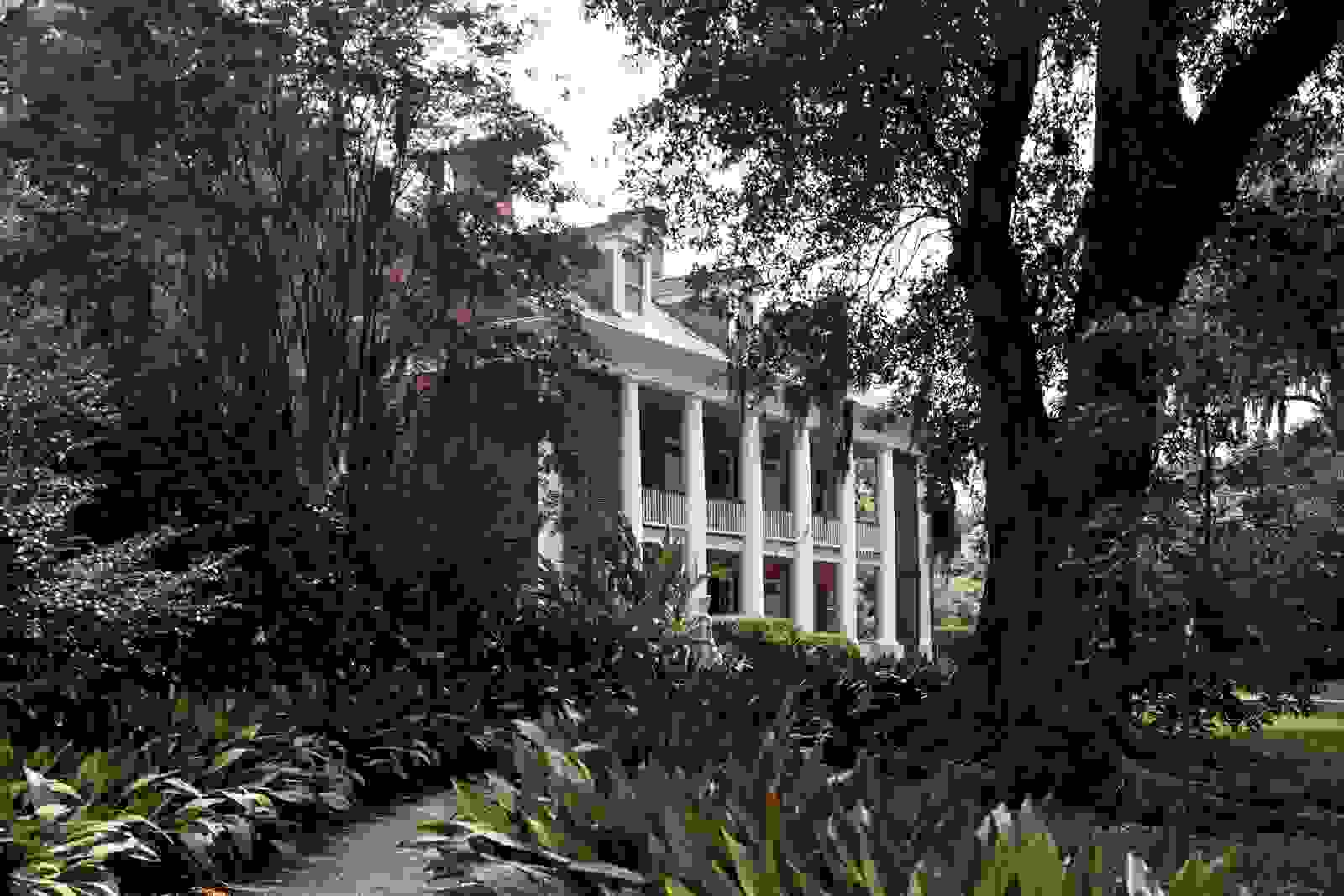 Shadows-on-the-Teche house and garden in New Iberia, Louisiana. (Photo by Carol M. Highsmith/Buyenlarge/Getty Images)
