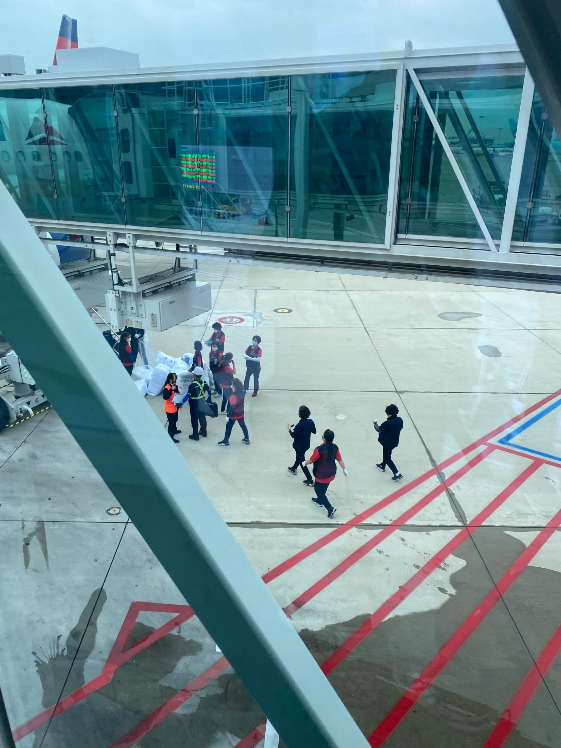 Ground crew at ICN with fresh new bedding for the next Delta flight