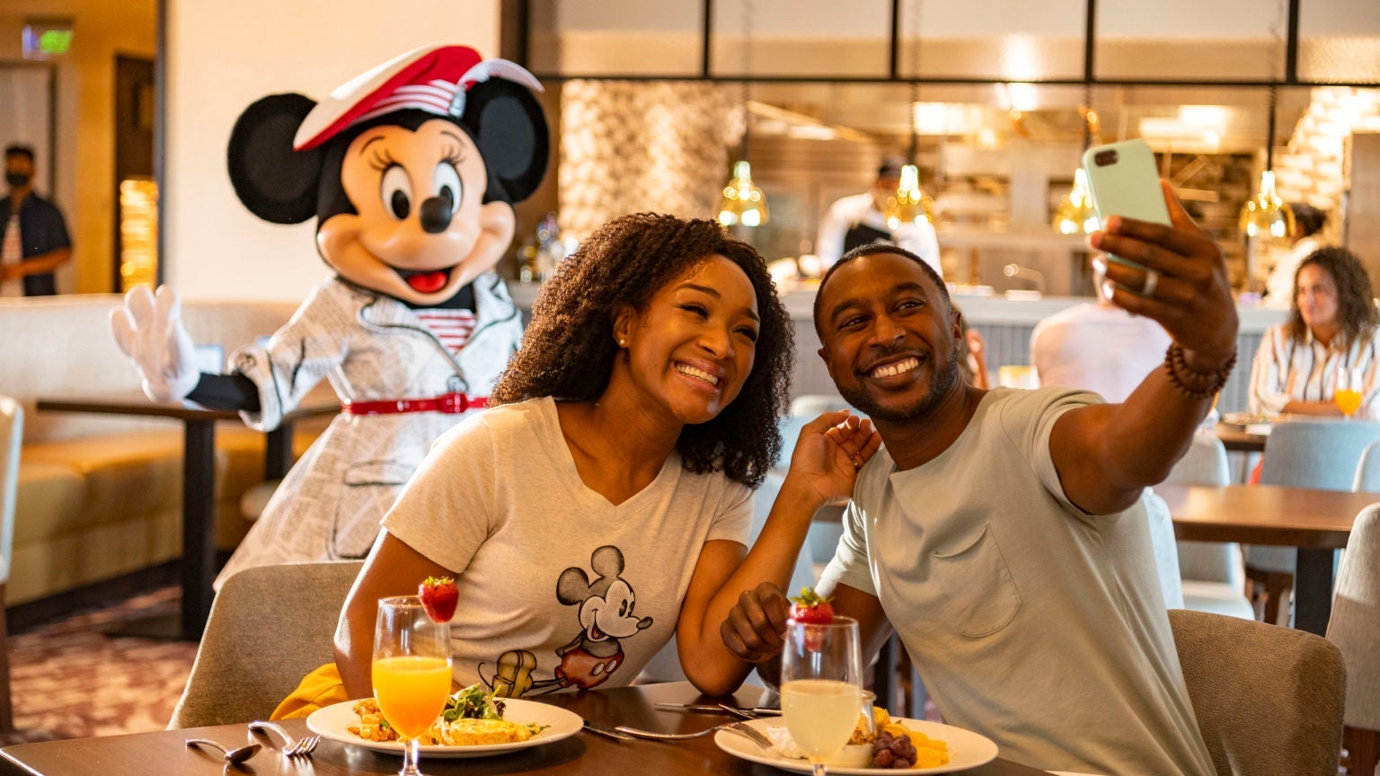 Character Diniing at Topolino's Terrace – Flavors of the Rivie
