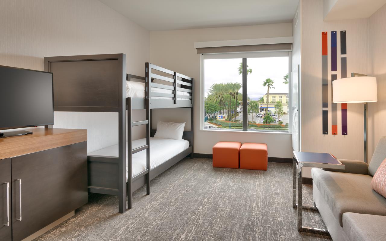 Hampton Inn & Suites Anaheim Resort Convention Center