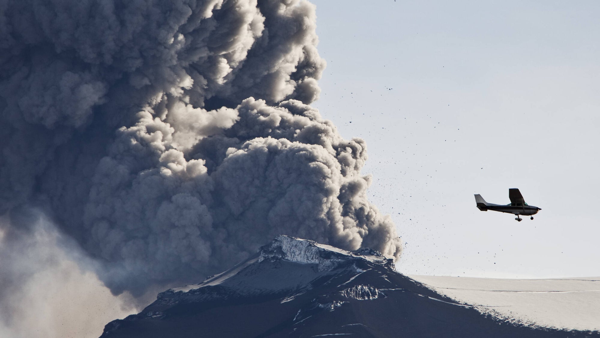 How pilots deal with volcanic ash encounters - The Points Guy, image size:2000x1125