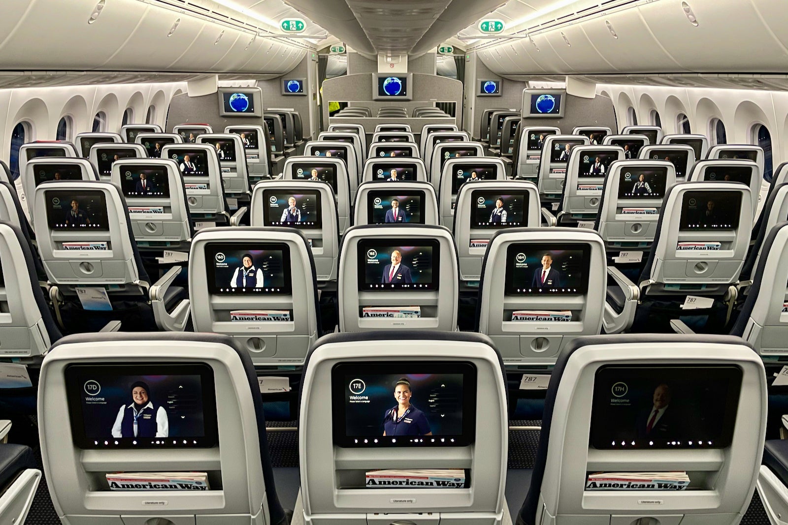 American new Boeing 787-8 Dreamliner Zach Griff - 43