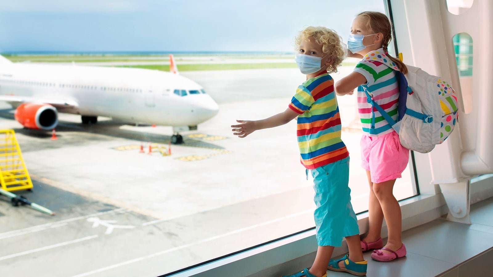 kids-mask-airport-plane