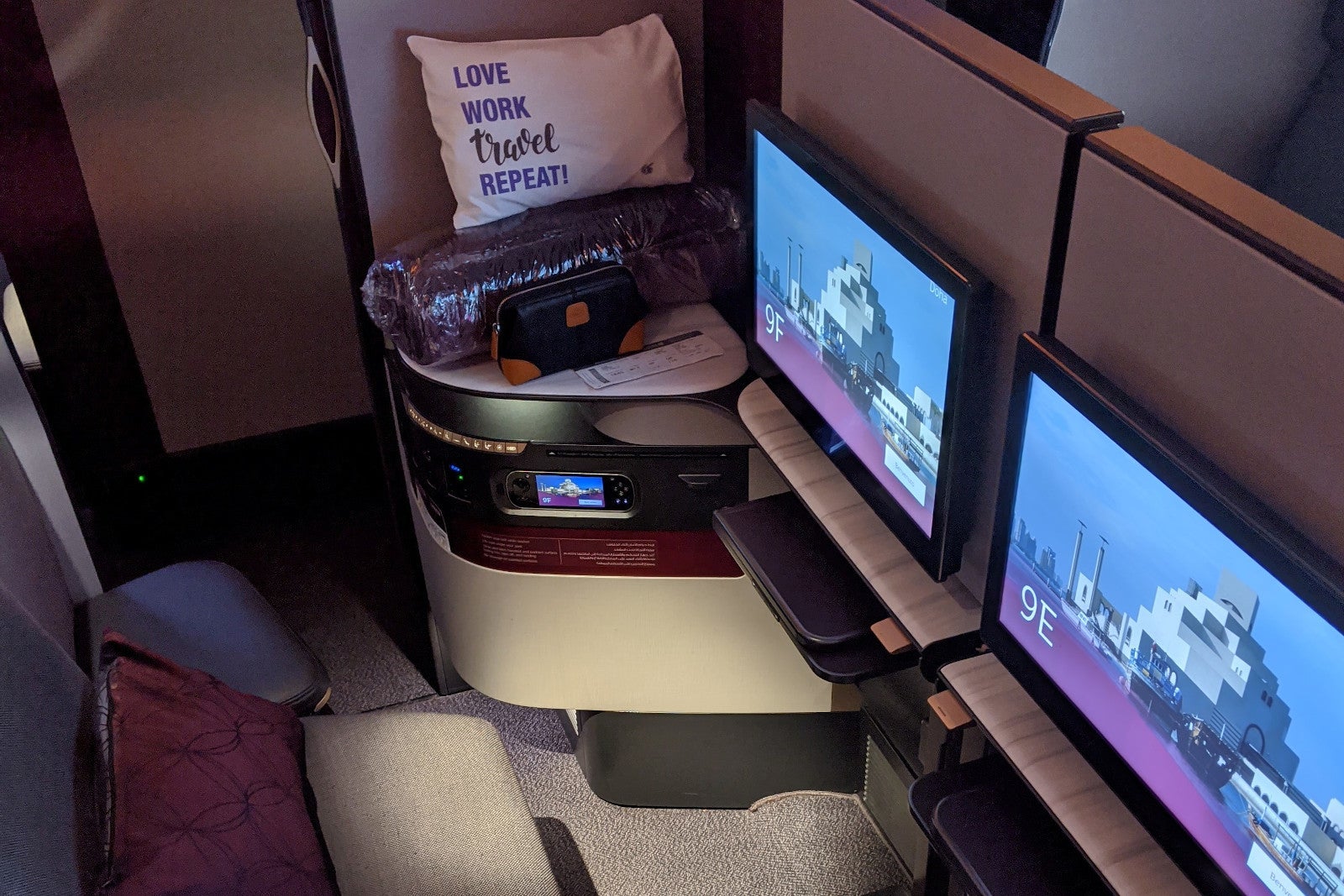 Qatar Qsuites paired seats in middle