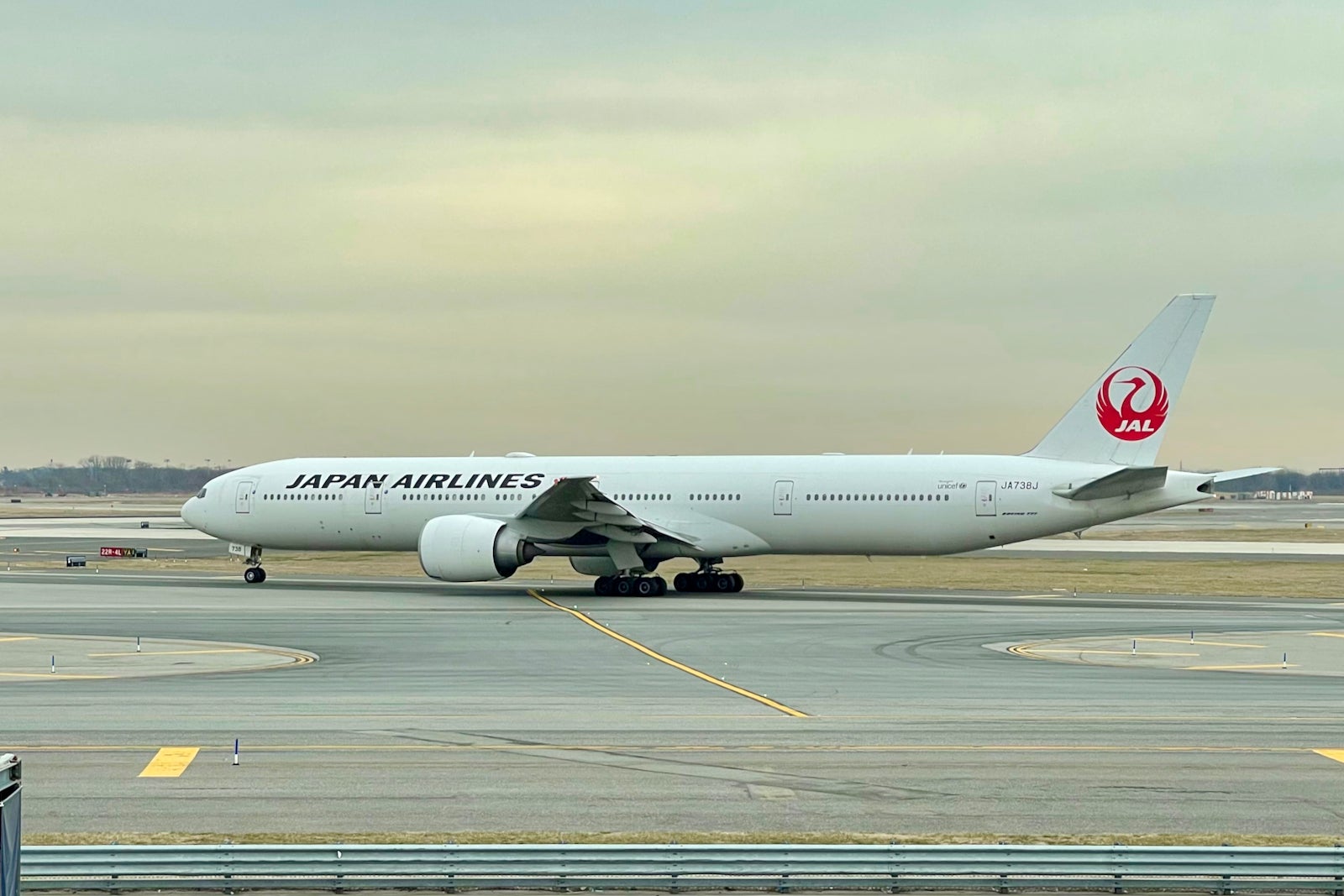 JAL 777 on the runway